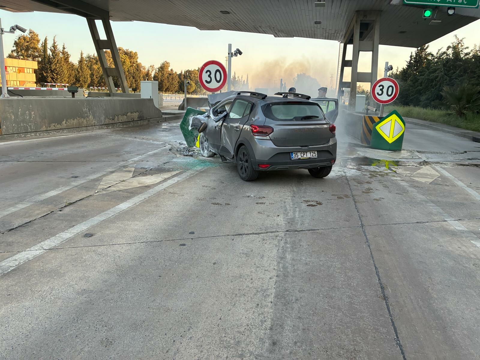 İzmir'de Trafik Kazası: Yanan Araçta Bir Genç Hayatını Kaybetti
