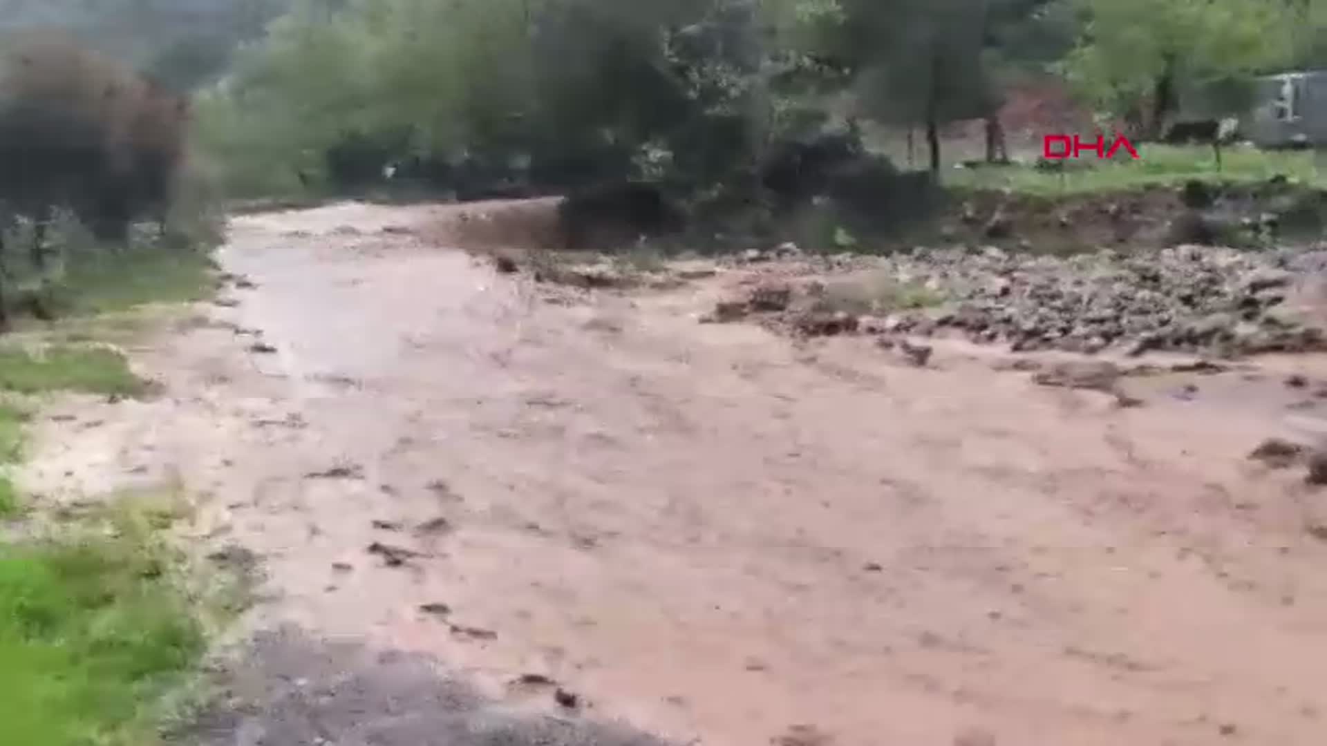 Gaziantep'te Sağanak Yağışla Yollar Göl Oldu