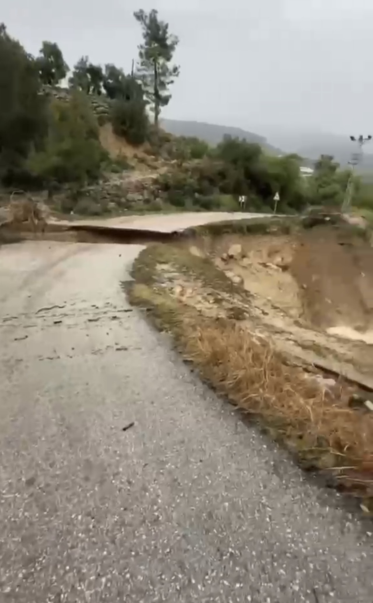 Mersin'de Sağanak Yağışlar Yol Çökmelerine Neden Oldu