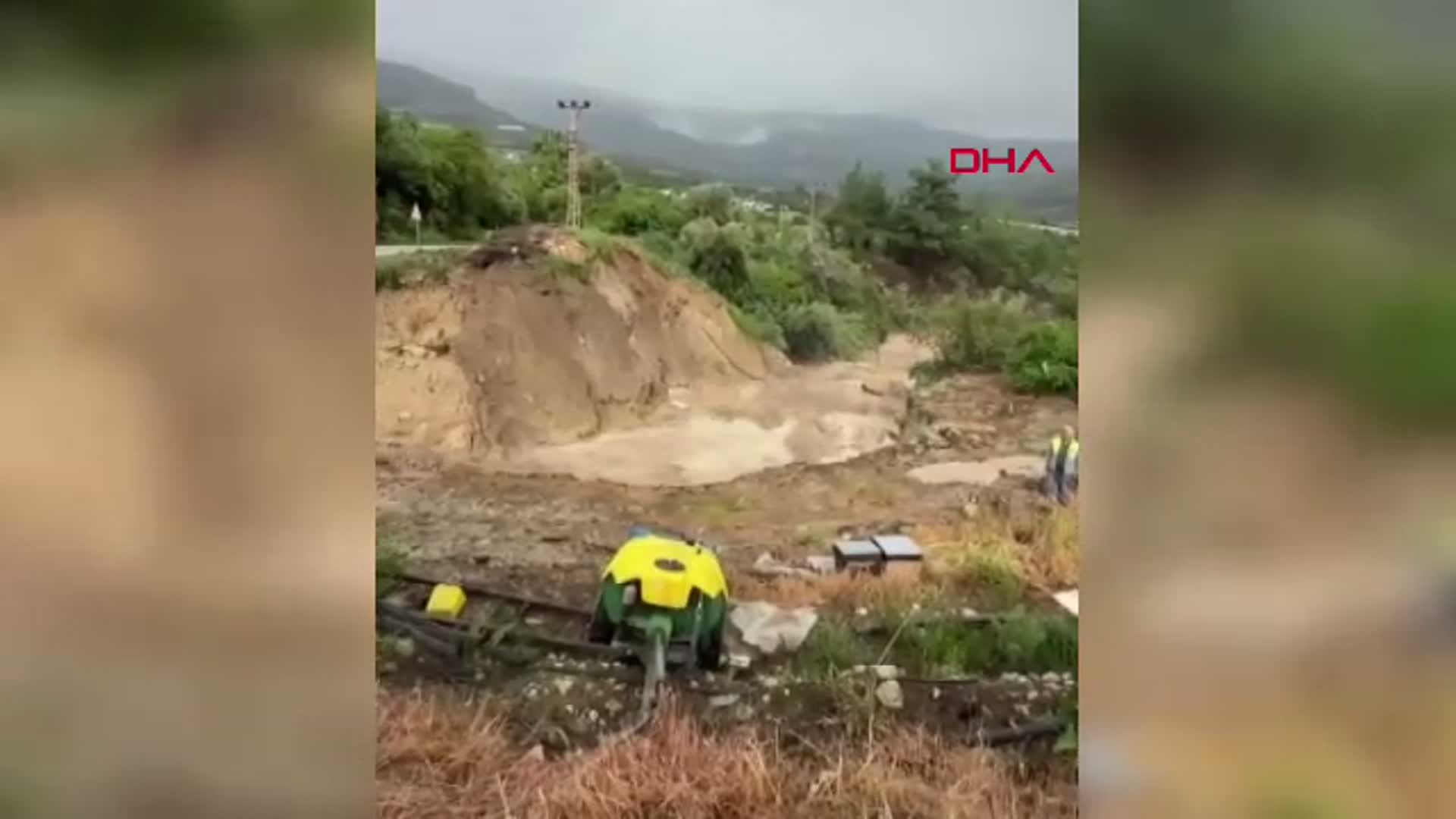 Mersin'de Sağanak Yağış Yol Çökmesine Neden Oldu