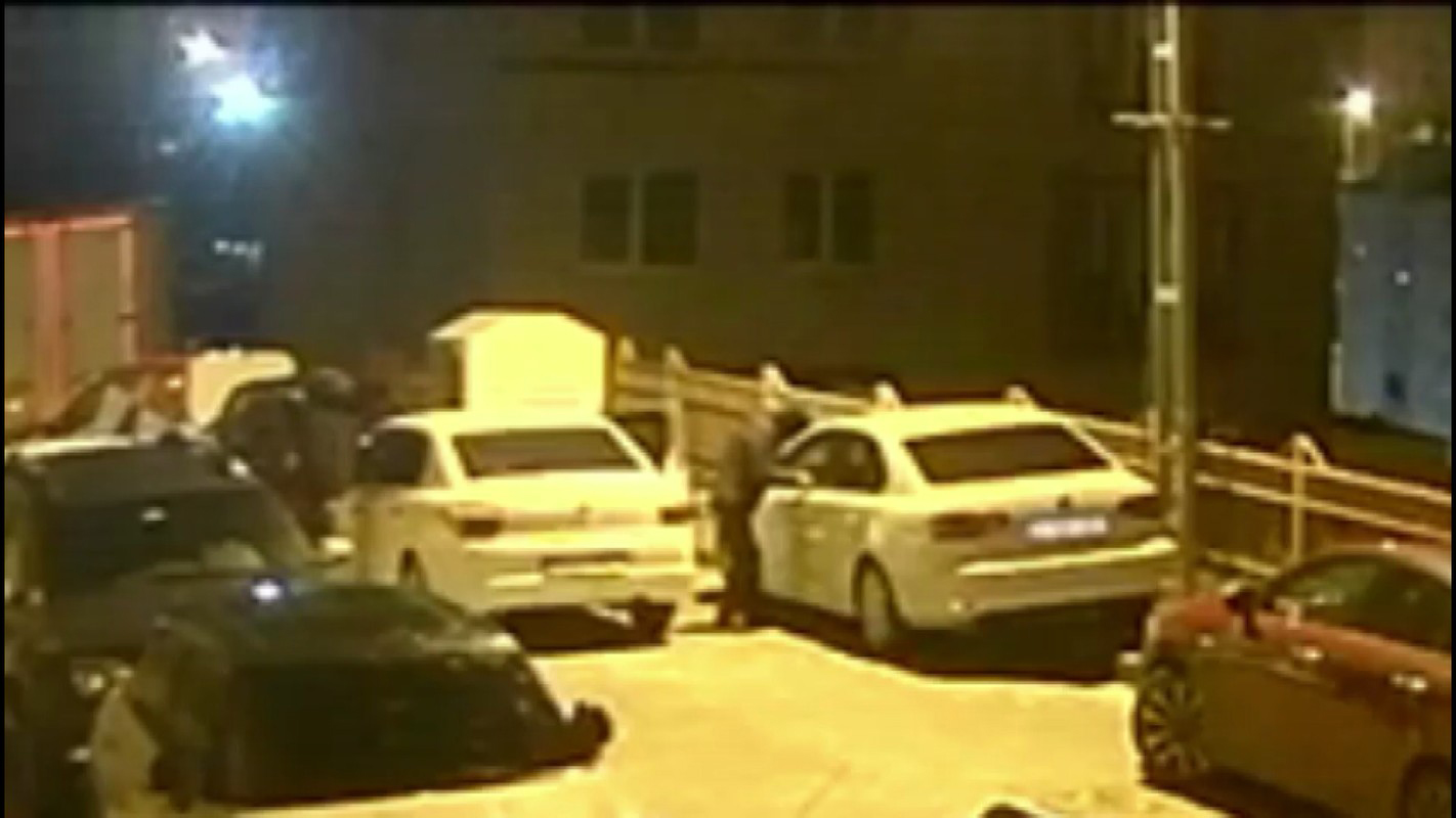 İstanbul'da Lüks Otomobillerden 'Hayalet Ekran' Çalan İki Hırsız Yakalandı