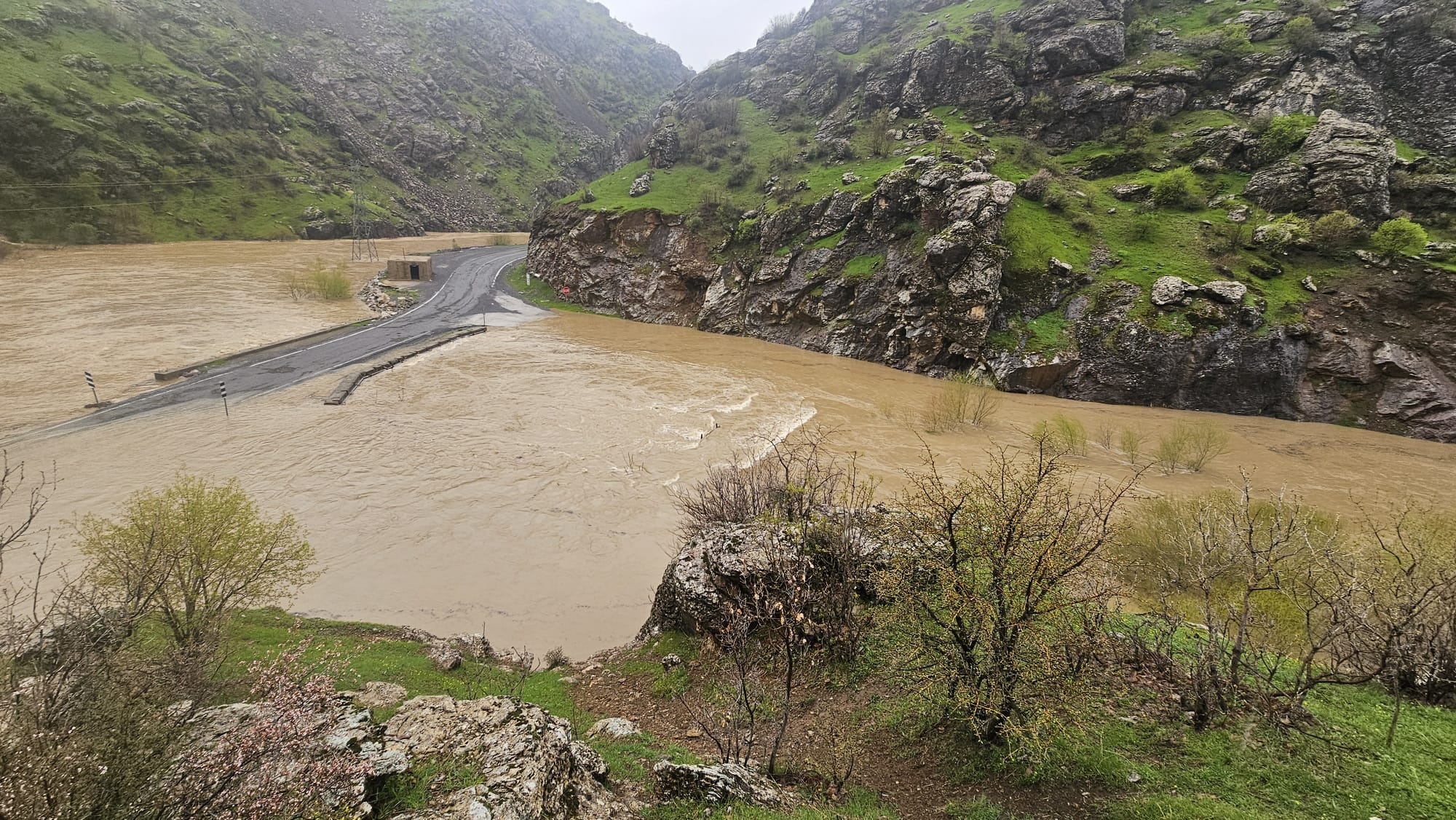 Şemdinli-Derecik Kara Yolu Su Altında Kaldı