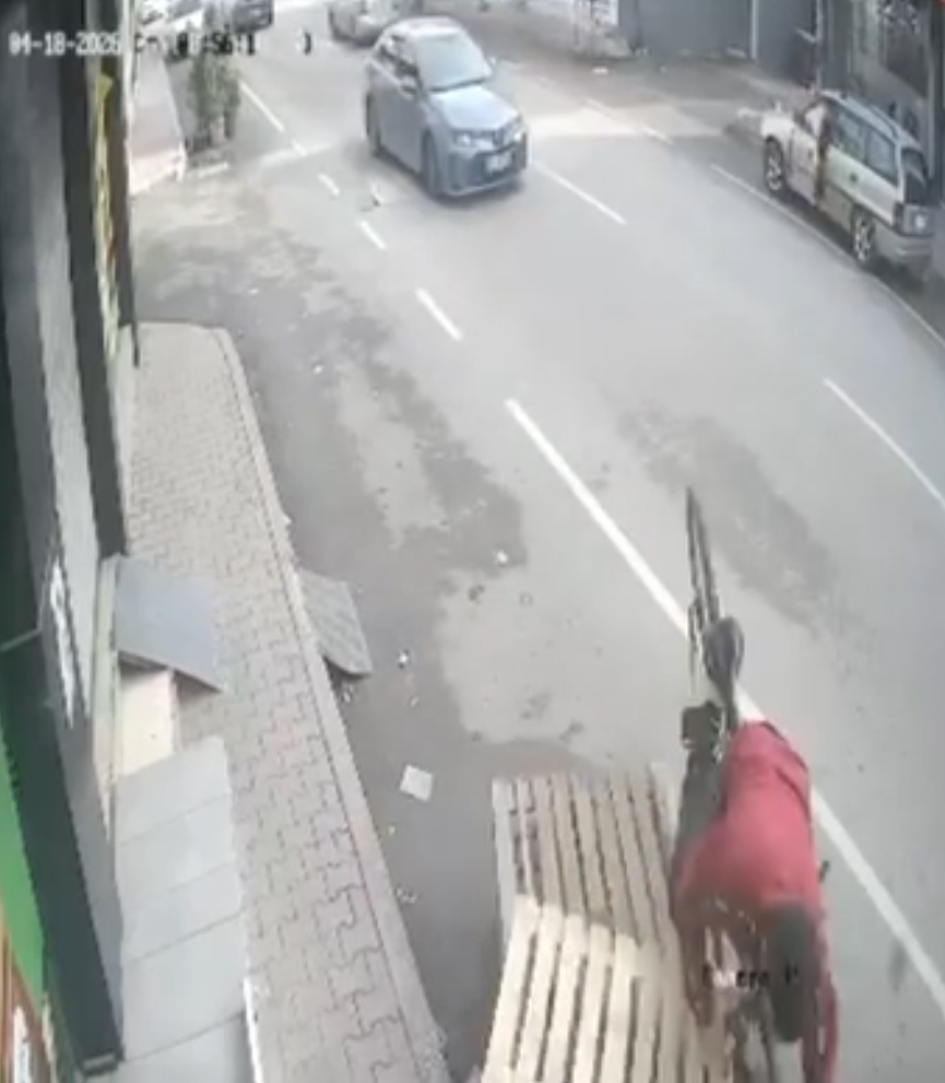 Adana'da Bisiklet Kazası: Sürücü Takla Attı