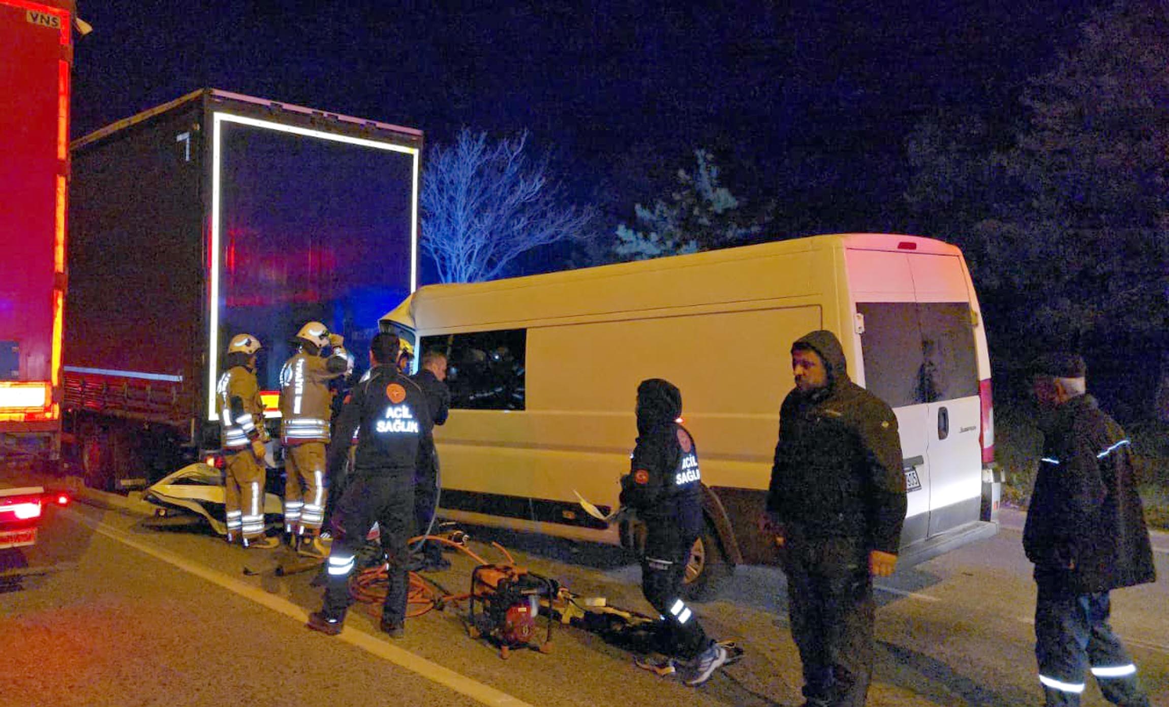 Edirne'de Kırmızı Işıkta TIR'a Çarpan Minibüsün Sürücüsü Hayatını Kaybetti