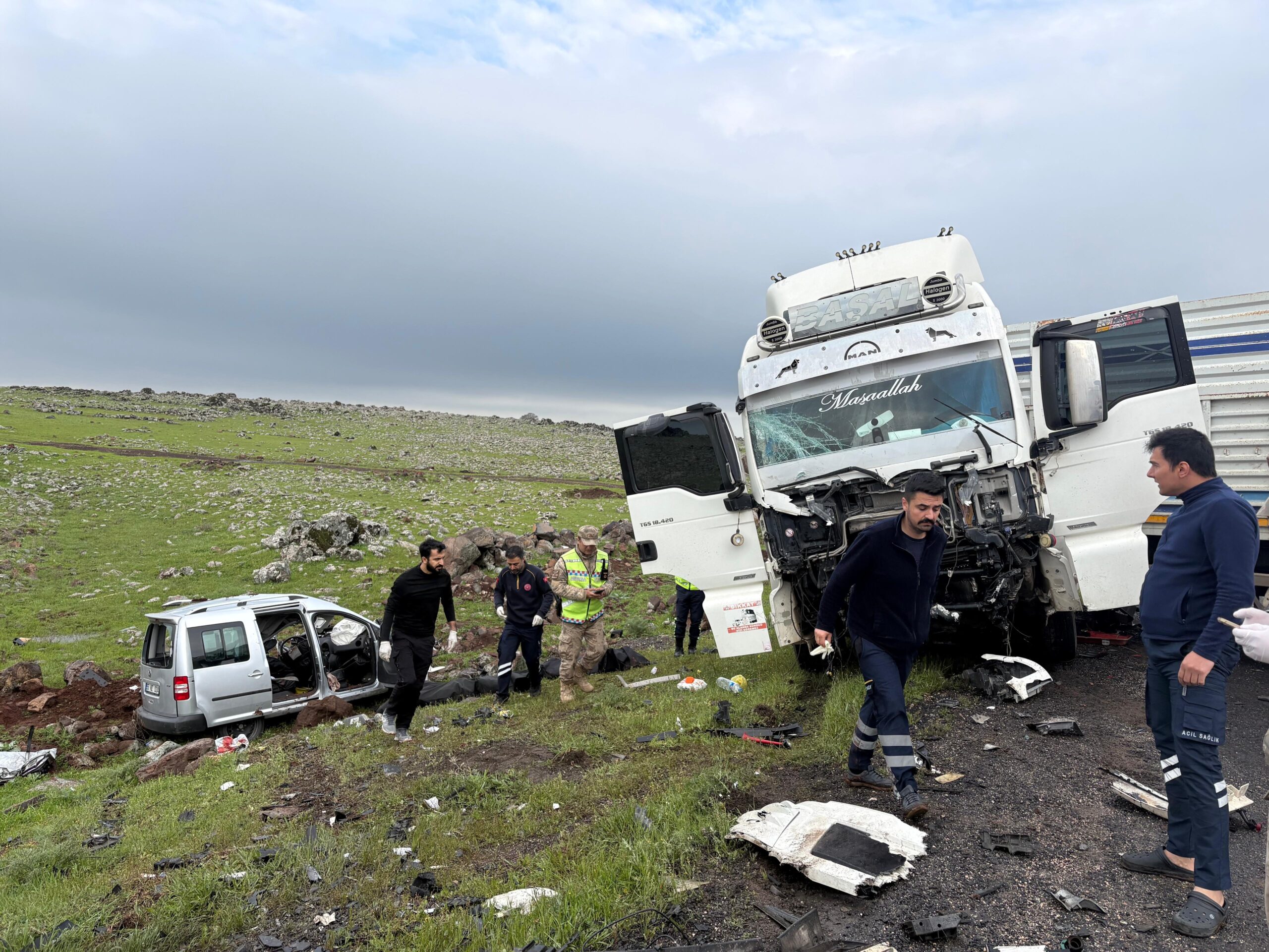 Siverek'te Trafik Kazası: TIR ile Hafif Ticari Araç Çarpıştı, 2 Can Kaybı ve 1 Yaralı