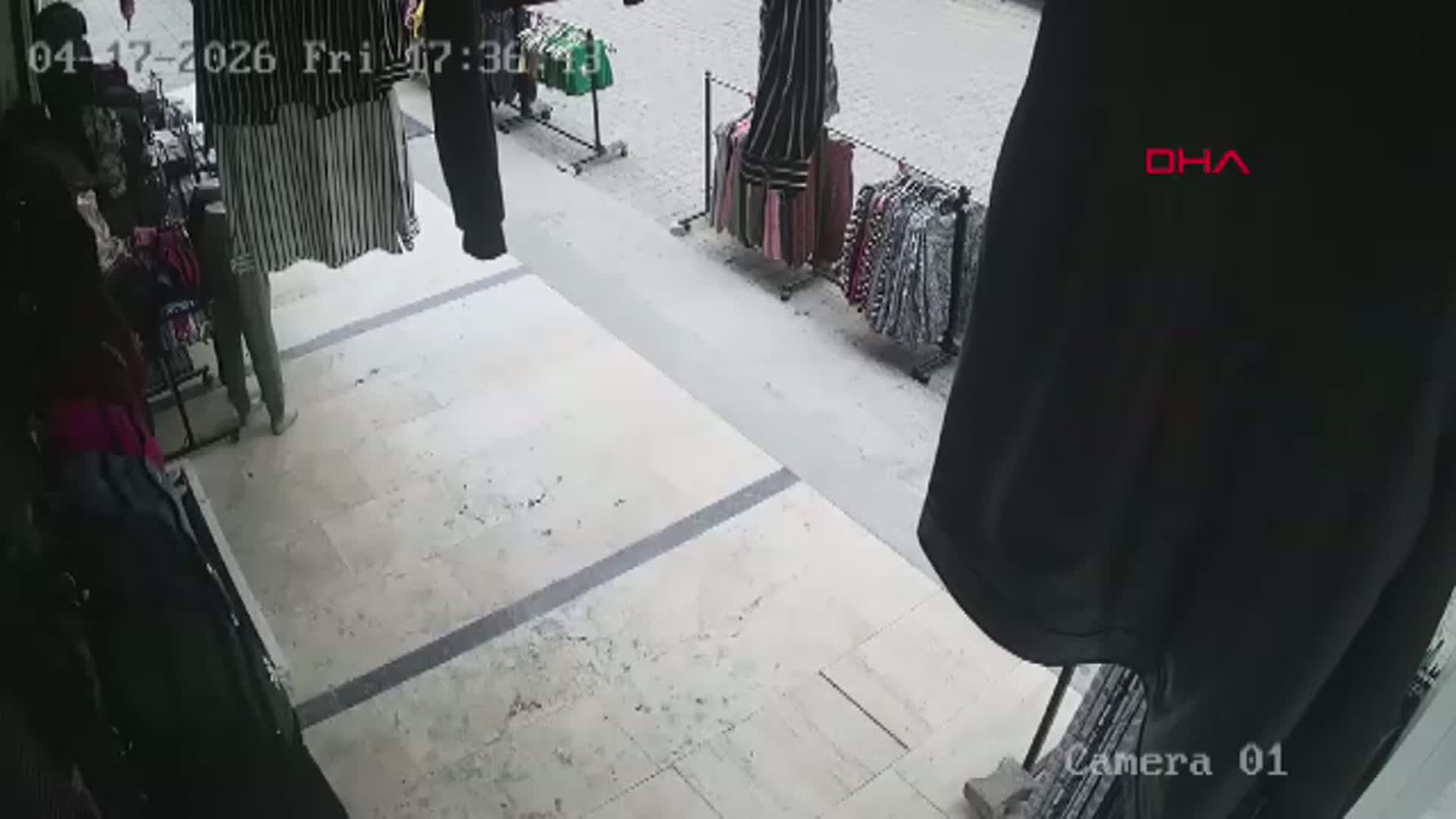 Afyonkarahisar'da Kontrolsüz Hareket Eden Otomobil Mağazadan Son Anda Kurtuldu
