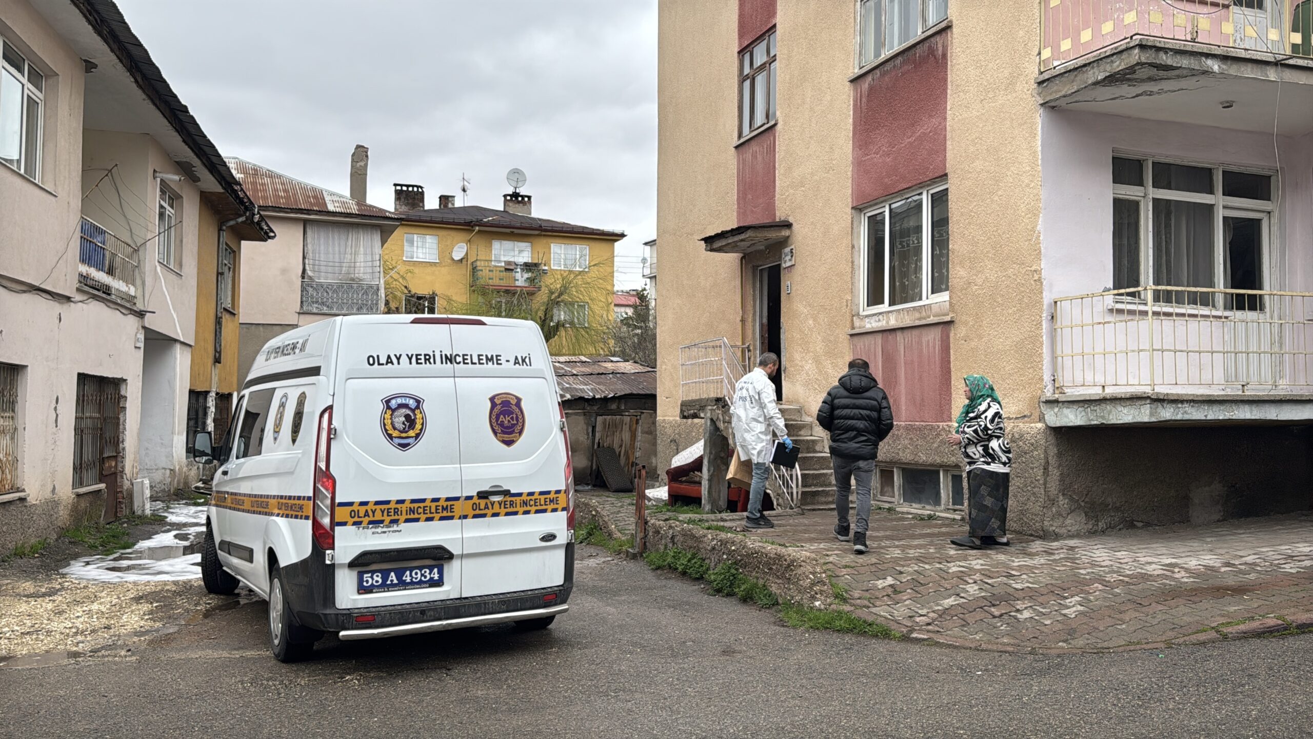 Boşanma Aşamasındaki Kadına Bıçaklı Saldırı: Eşi Kaçtı