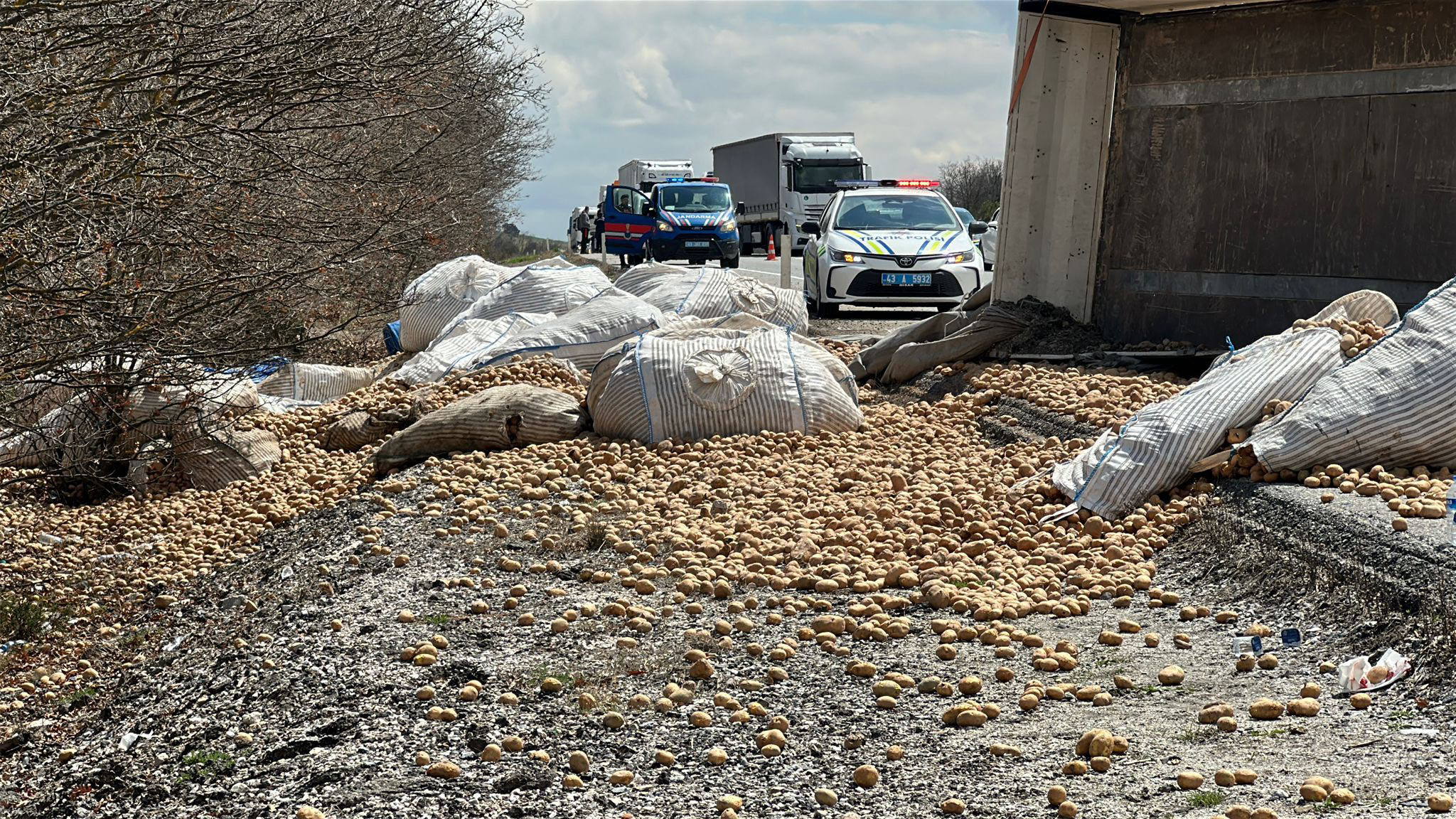 Kütahya'da Patates Yüklü TIR Devrildi