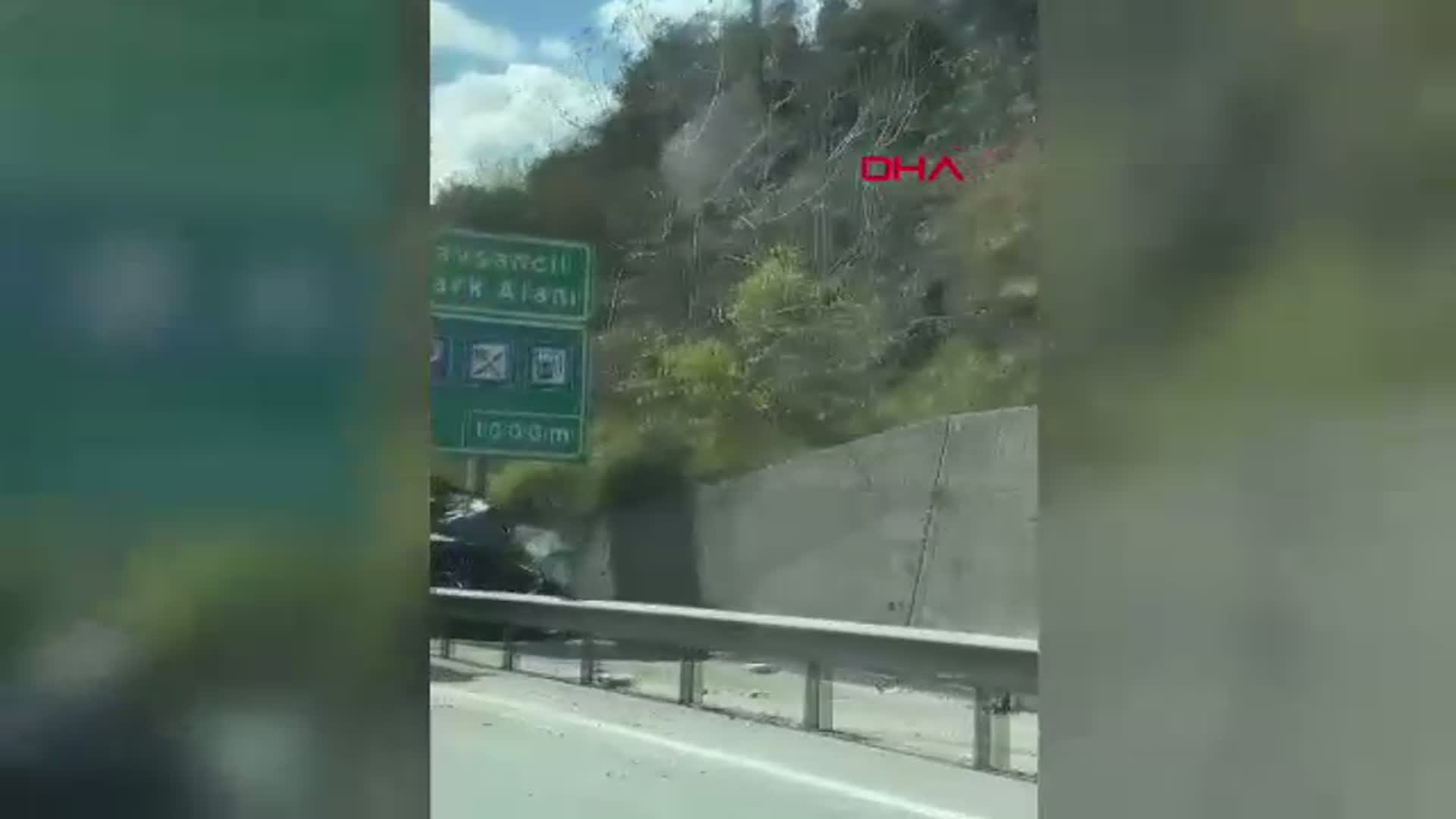 Kocaeli'de Yön Levhasına Çarpan Otomobilin Sürücüsü Yaralandı