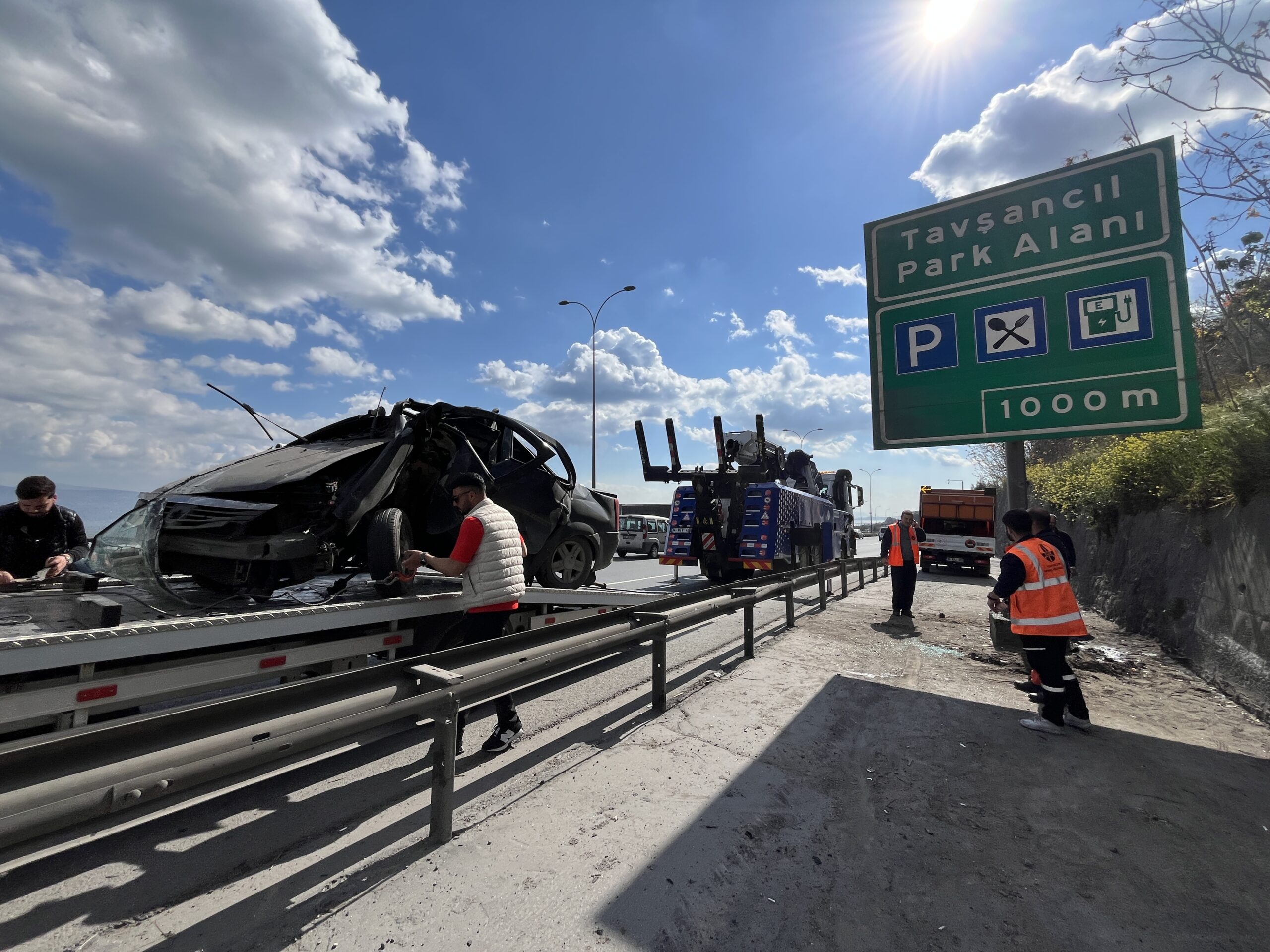 Kocaeli'de Yön Levhasına Çarpan Otomobilin Sürücüsü Yaralandı