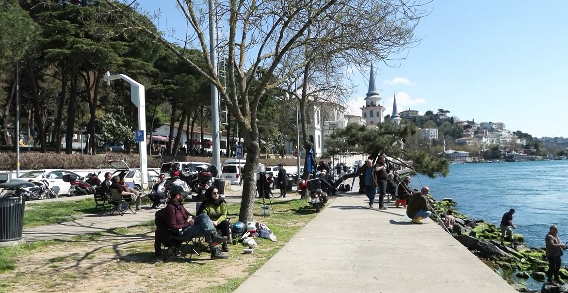 İstanbul'da Güneşli Havada Sahil Keyfi