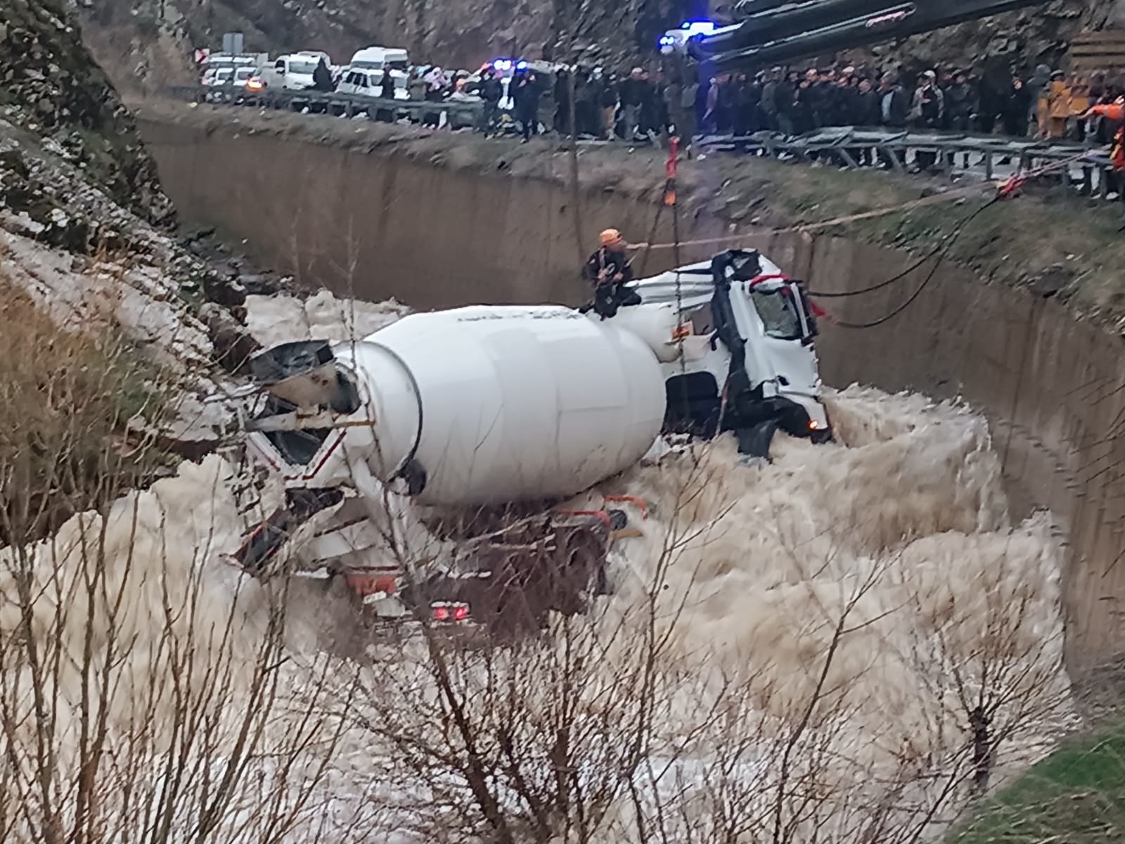 Beton Mikseri Dereye Yuvarlandı: Şoför Engin Aras Kayboldu