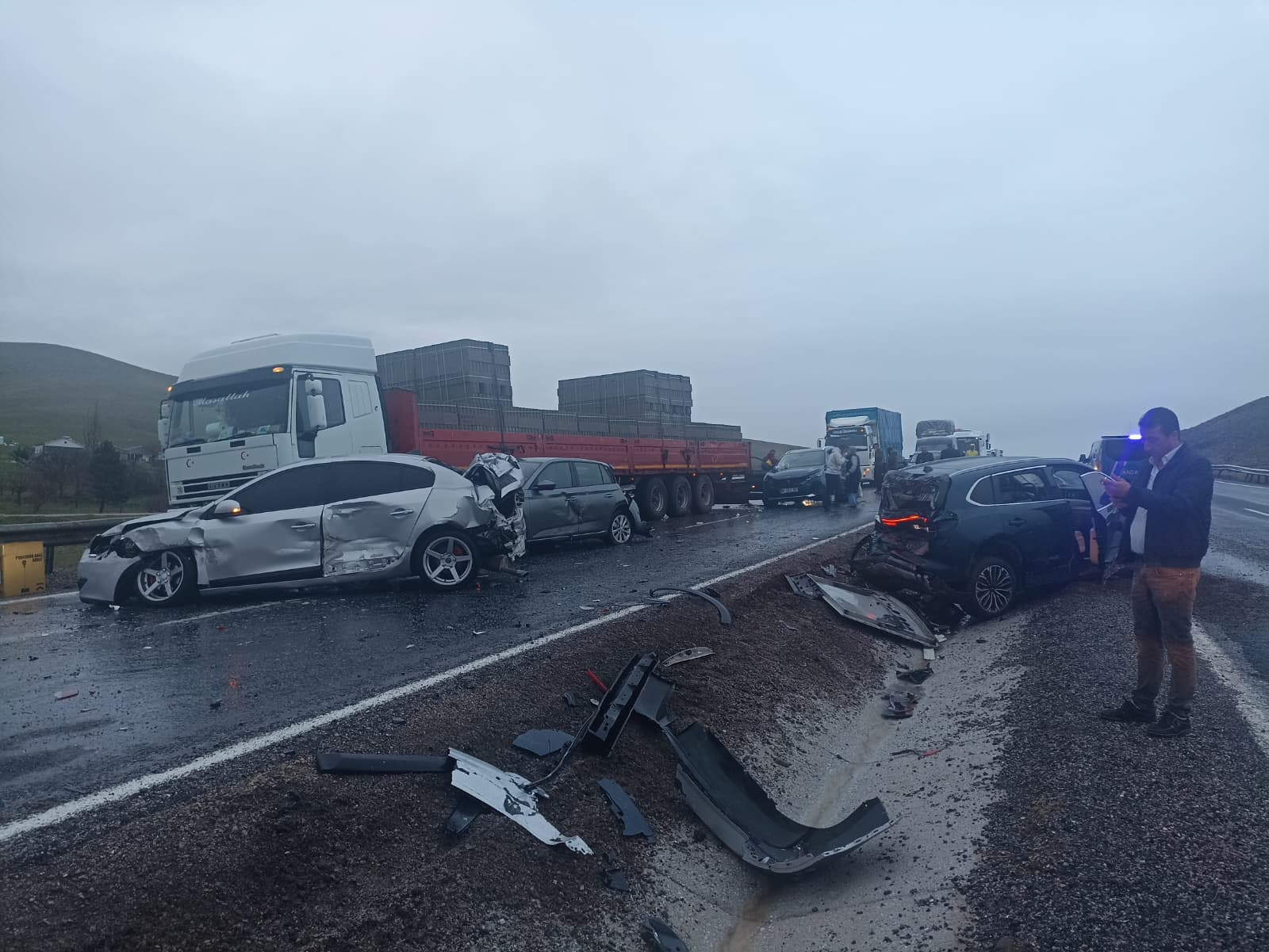 Aksaray'da Yolcu Otobüsü Zincirleme Kazaya Neden Oldu: 7 Yaralı