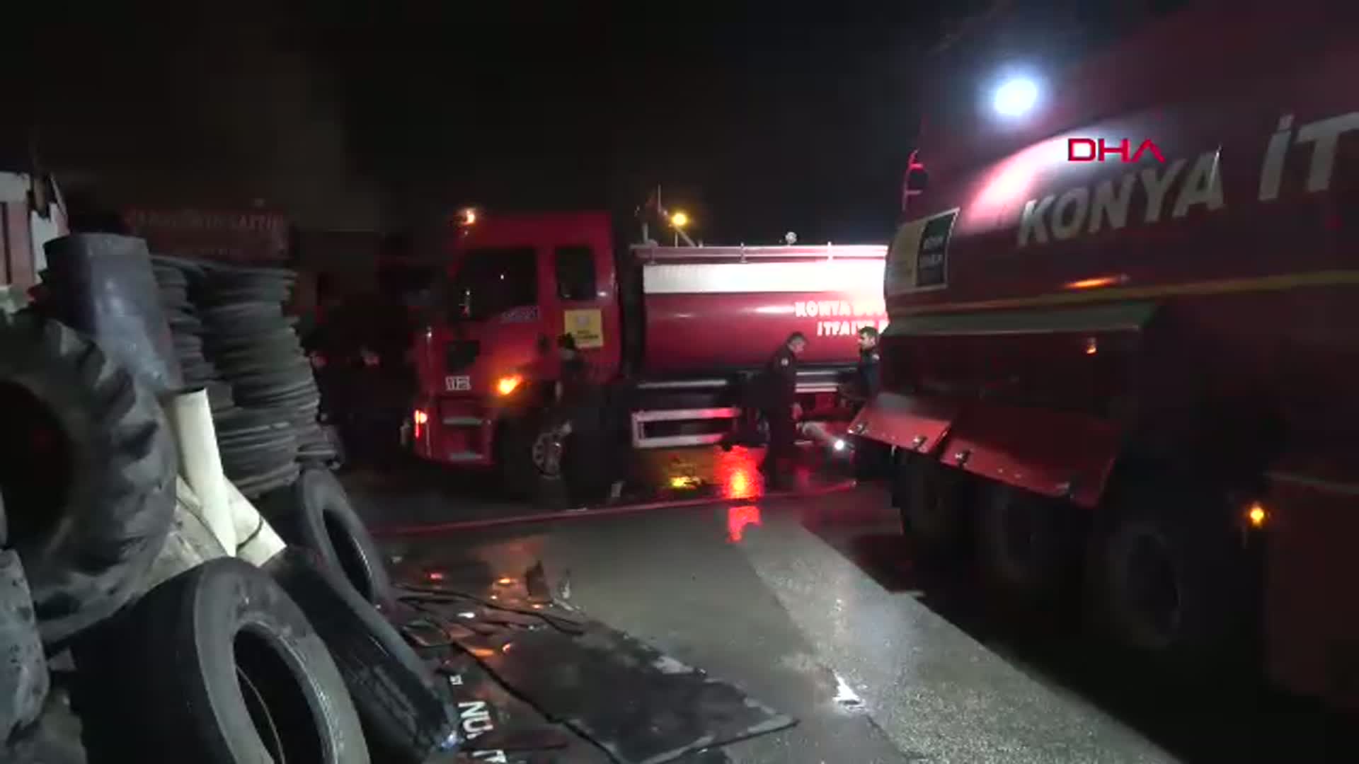 Konya'da Oto Elektrikçi Dükkanında Yangın: 1 İtfaiye Görevlisi ile 2 Yaralı
