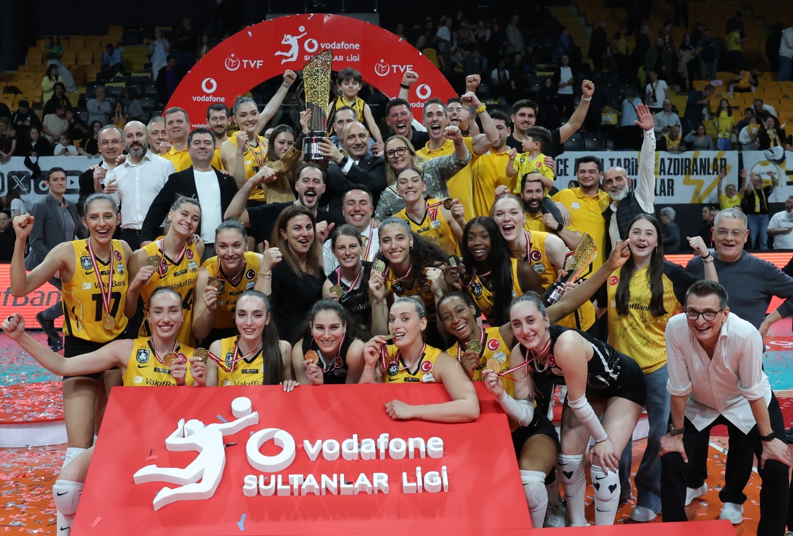 VakıfBank, Sultanlar Ligi Şampiyonluk Kupasını Sahipleniyor