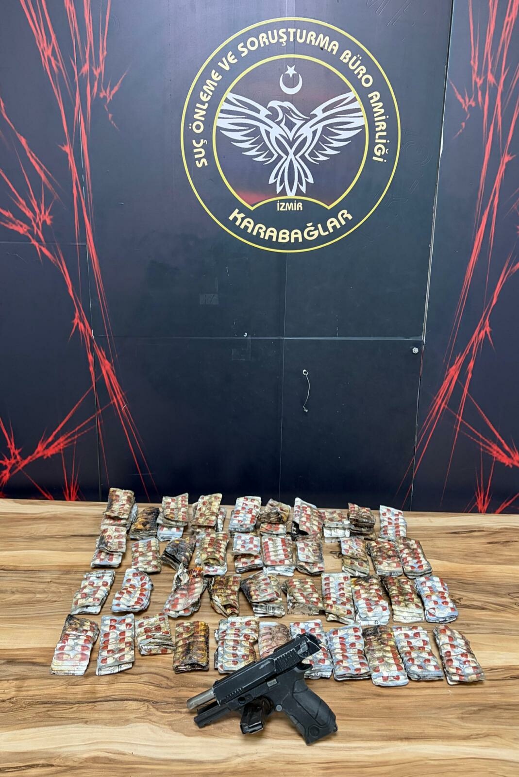 İzmir'de Ev Yangını: Uyuşturucu Maddeler ve 10 Gözaltı