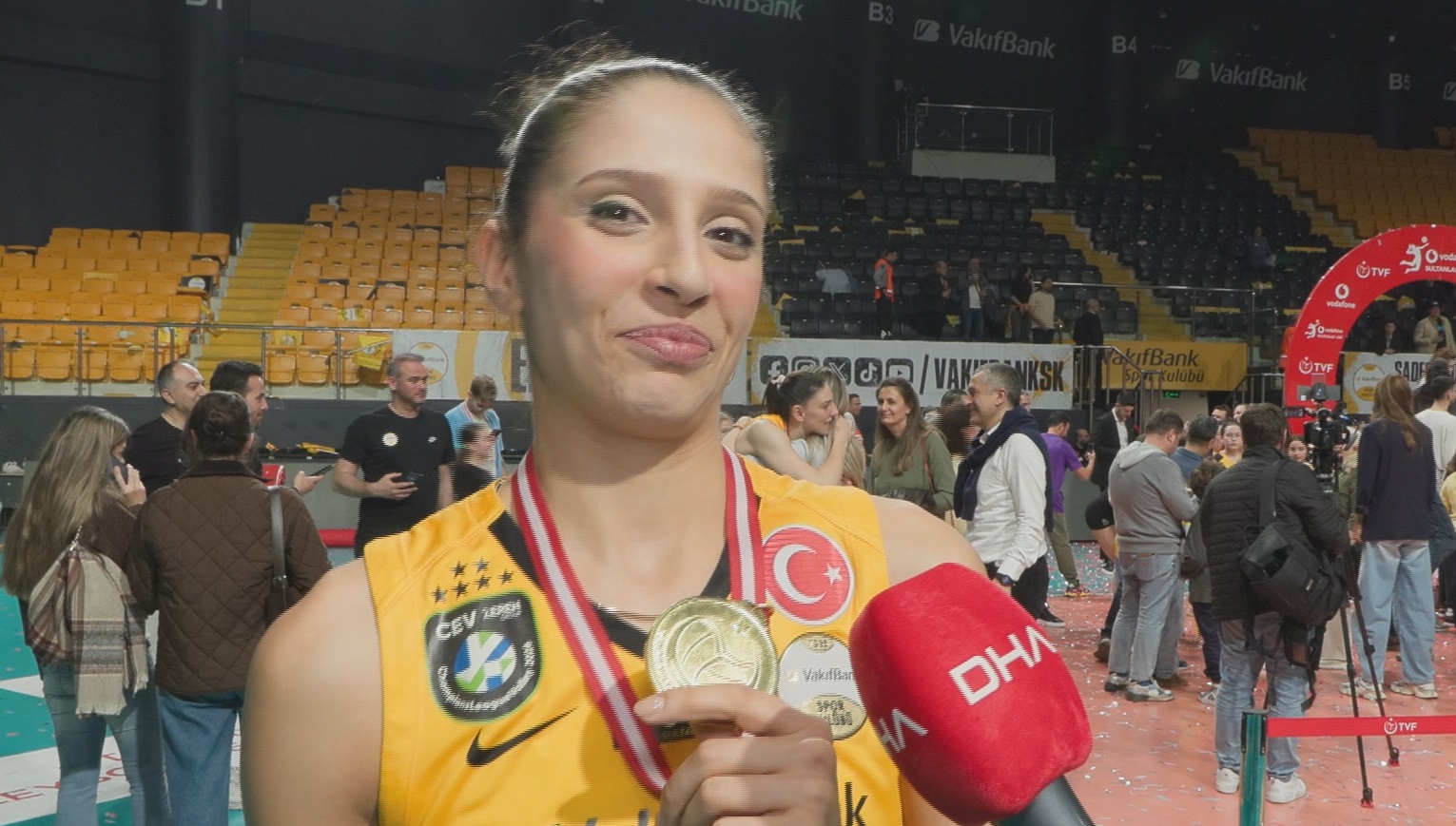 Derya Cebecioğlu, VakıfBank'a Duygusal Bir Veda Gerçekleştirdi