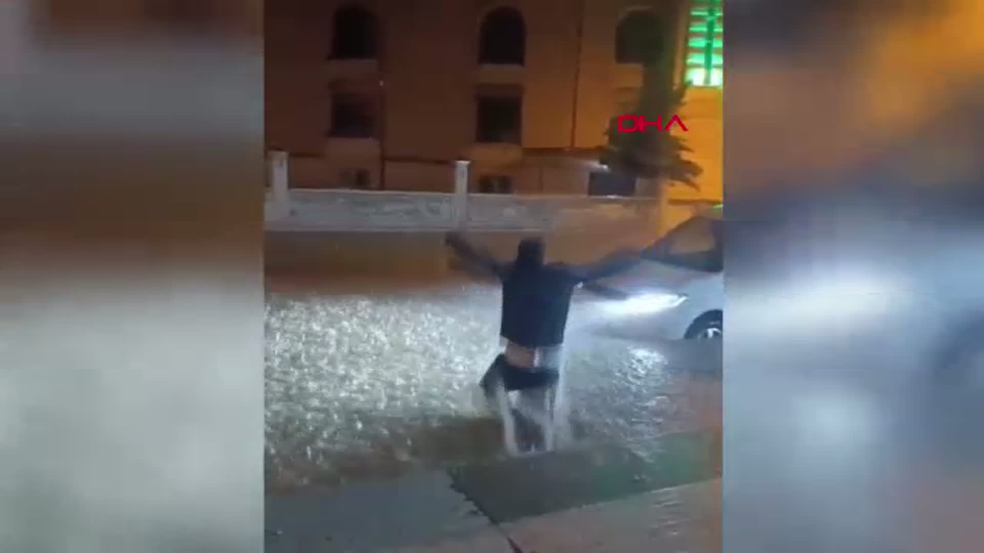 Mardin'de Sağanak Yağış Sokakları Göle Çevirdi