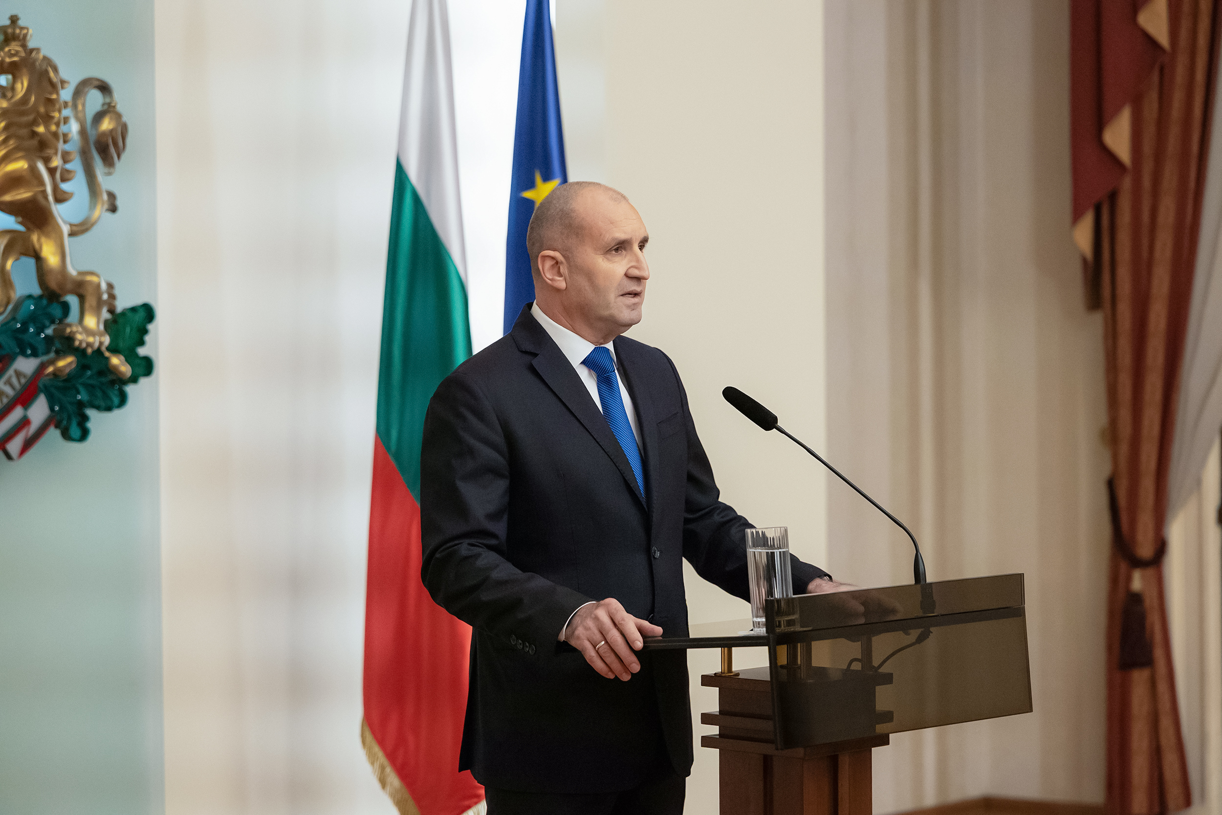 Bulgaristan'da Eski Cumhurbaşkanı Rumen Radev Seçimlerden Zaferle Çıktı