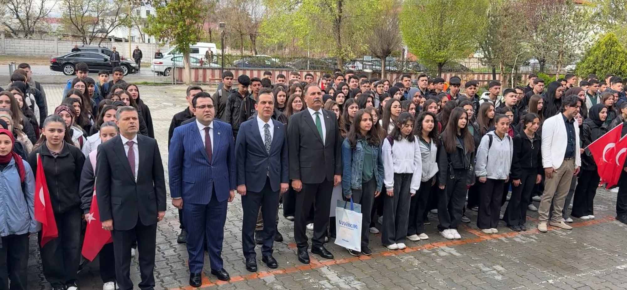 Iğdır Protokolü, Öğrencilerle Birlikte Bayrak Törenine Katıldı