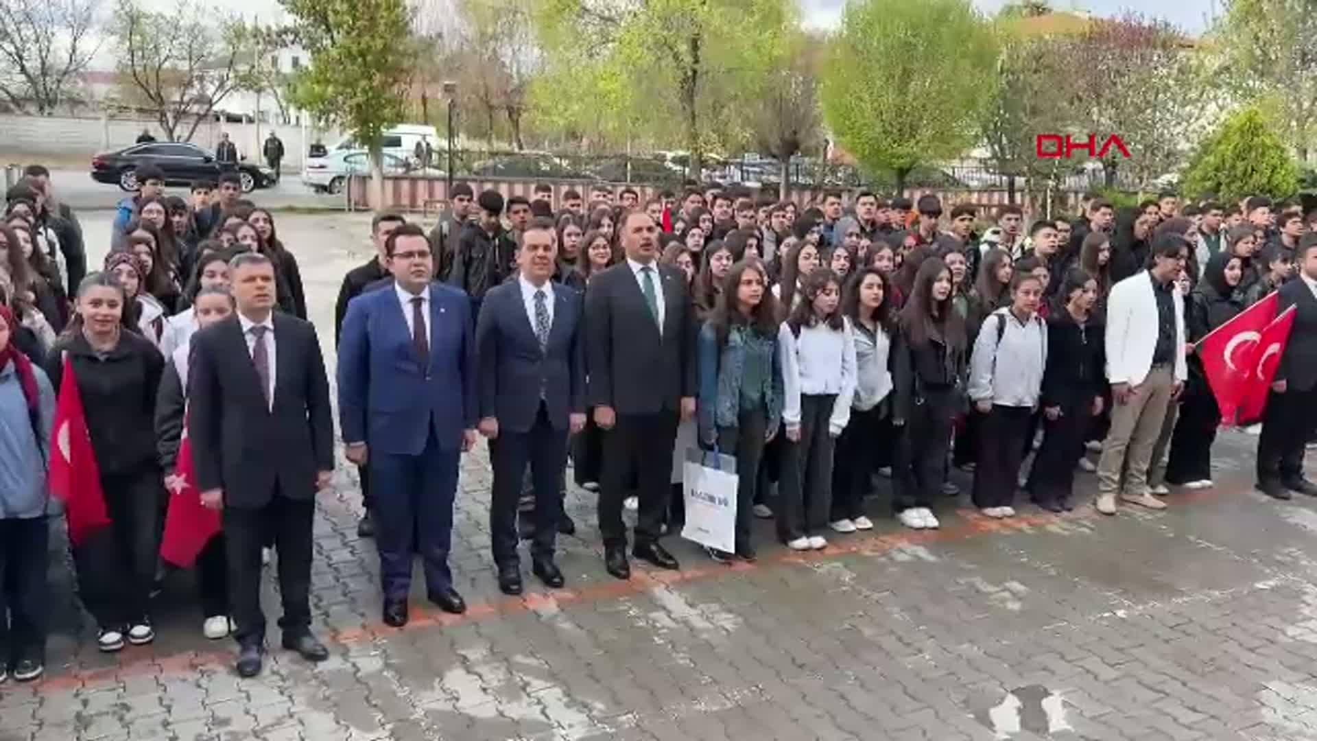 Iğdır Protokolü Öğrencilerle Bir Araya Gelerek Bayrak Törenine Katıldı