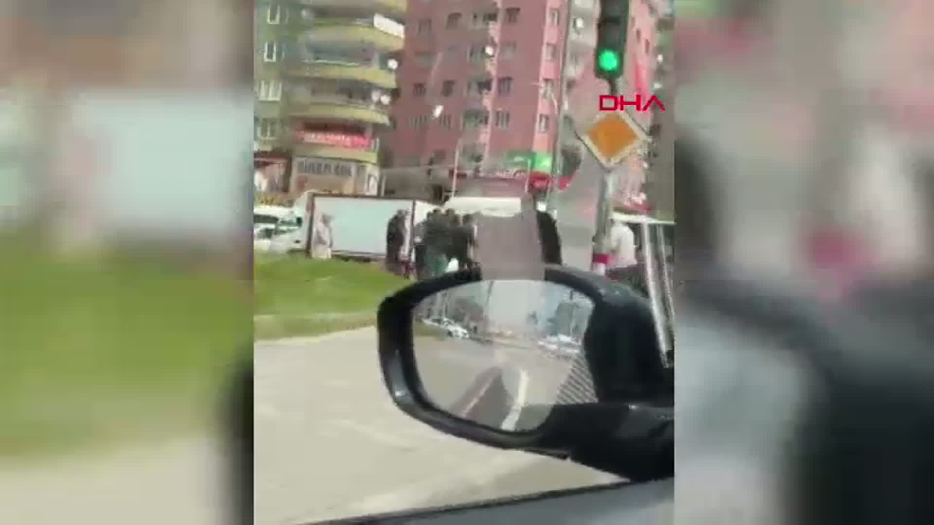 Diyarbakır'da Kontrolden Çıkan Araç Yan Yattı, Sürücü Yardımseverler Tarafından Kurtarıldı