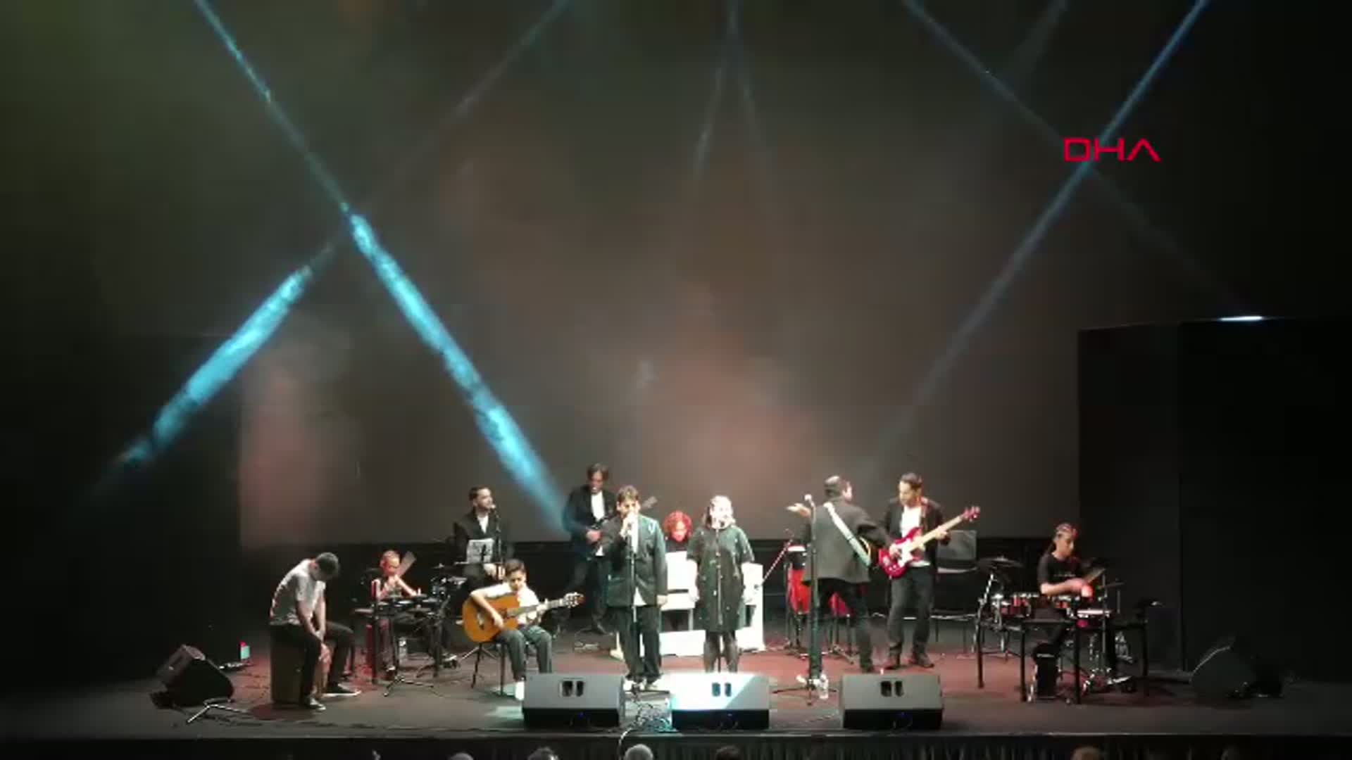 İzmir'de Sıradışı Çocuklar Orkestrası Büyüledi