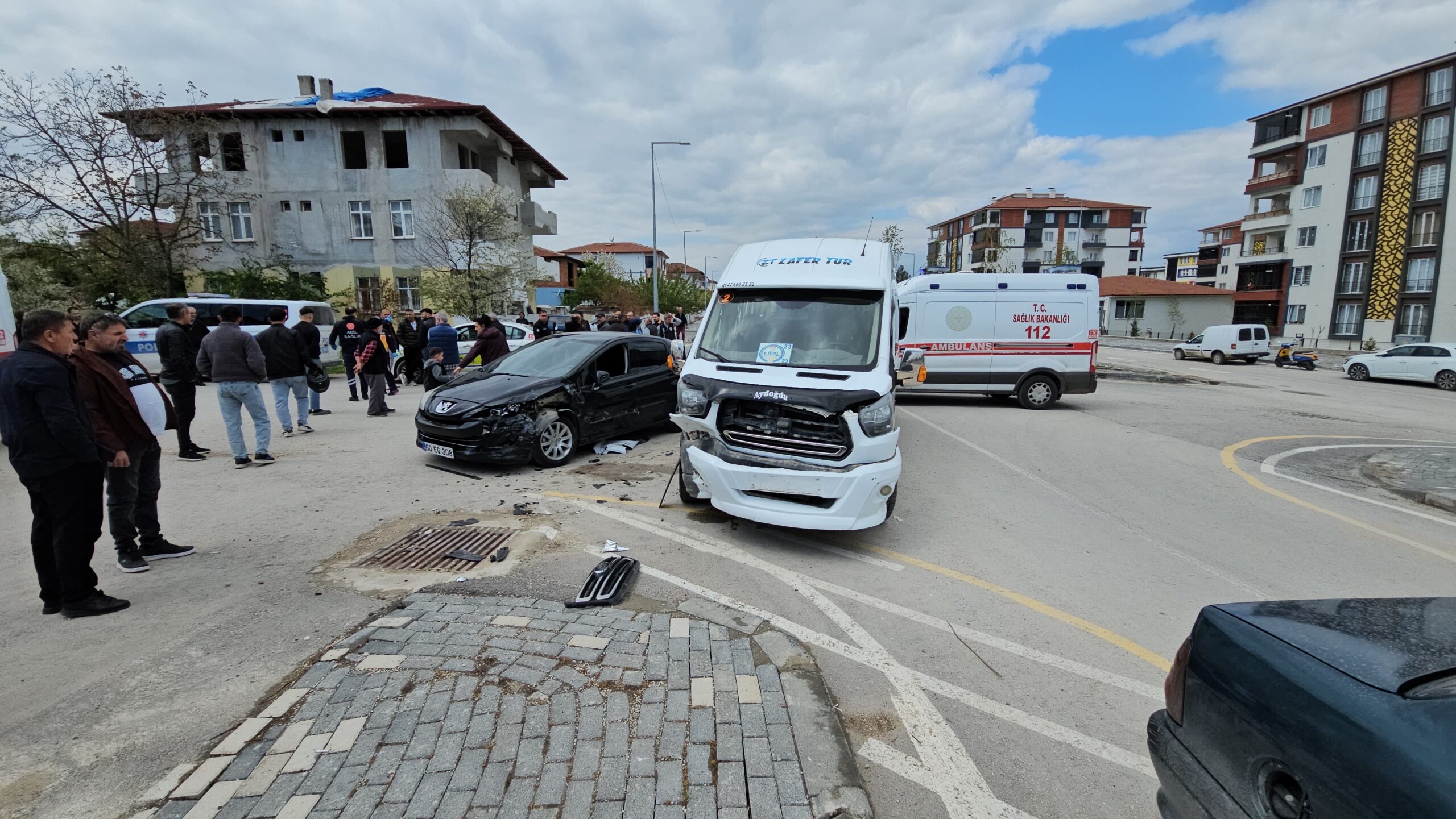 Tokat'ta Minibüs ve Otomobil Çarpıştı: 10 Öğrenci Yaralandı