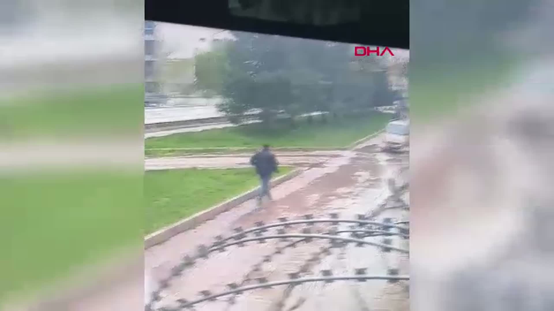 Diyarbakır'da Su Sıçratan Sürücüye Saldırı Anları Güvenlik Kamerasında