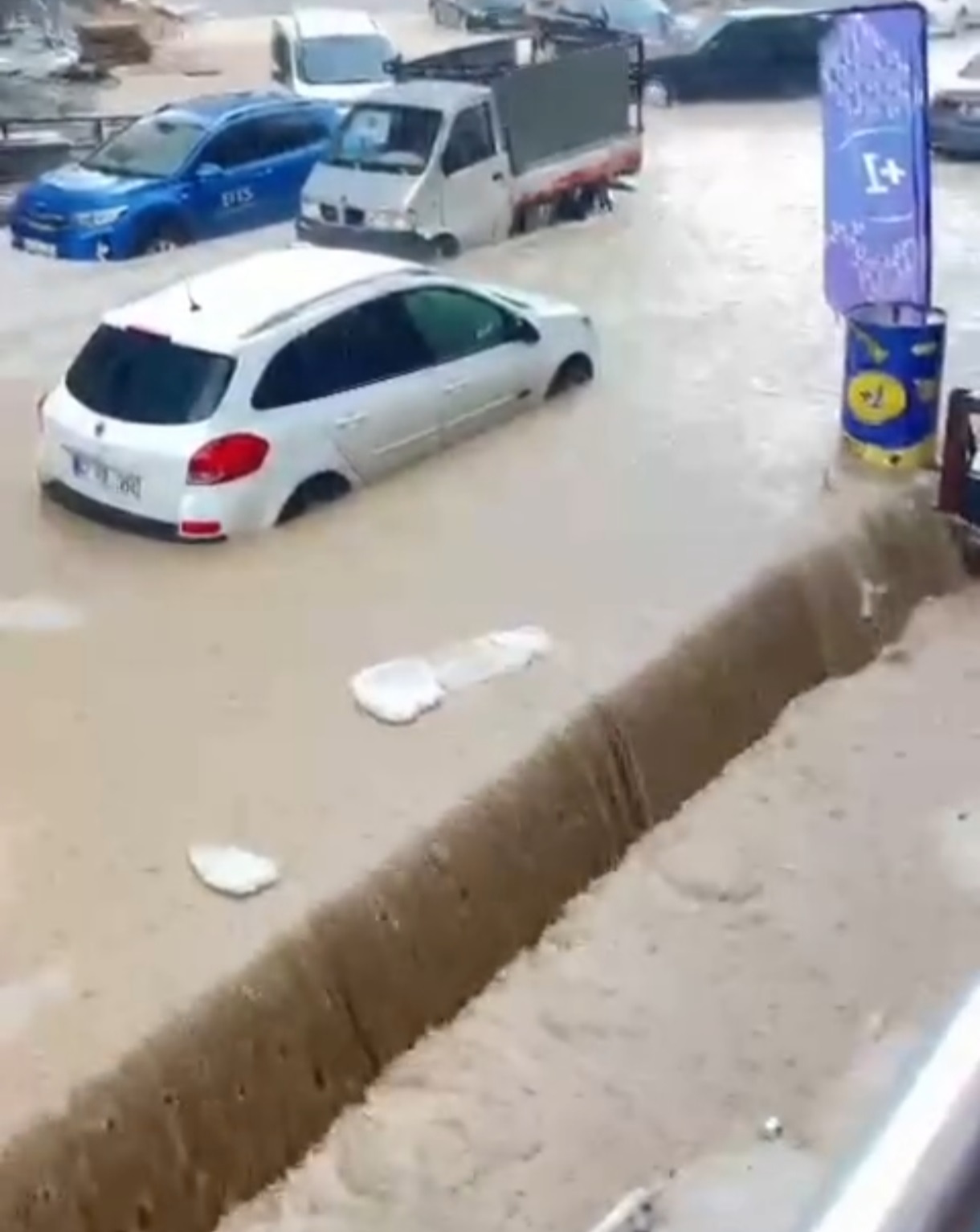 Artuklu'da Sağanak Yağış Sokakları Gölet Gibi Yapılandırdı