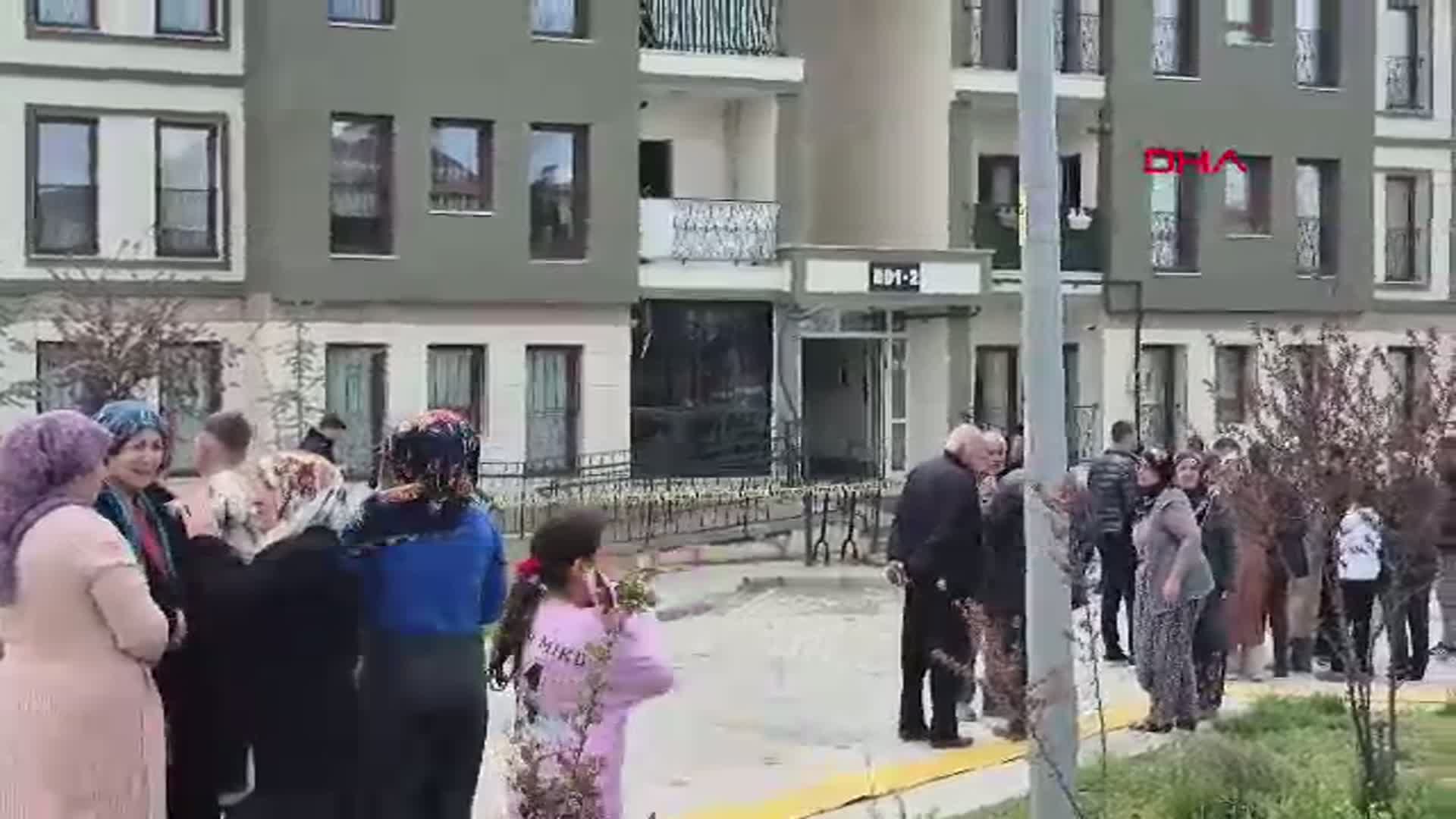 Malatya'da Daire Yangını: 3 Kişi Dumandan Etkilendi