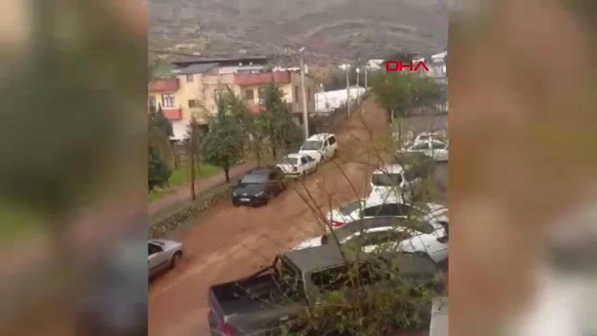 Diyarbakır'da Sağanak Yağış: Silvan'da Cadde ve Sokaklar Su İçinde