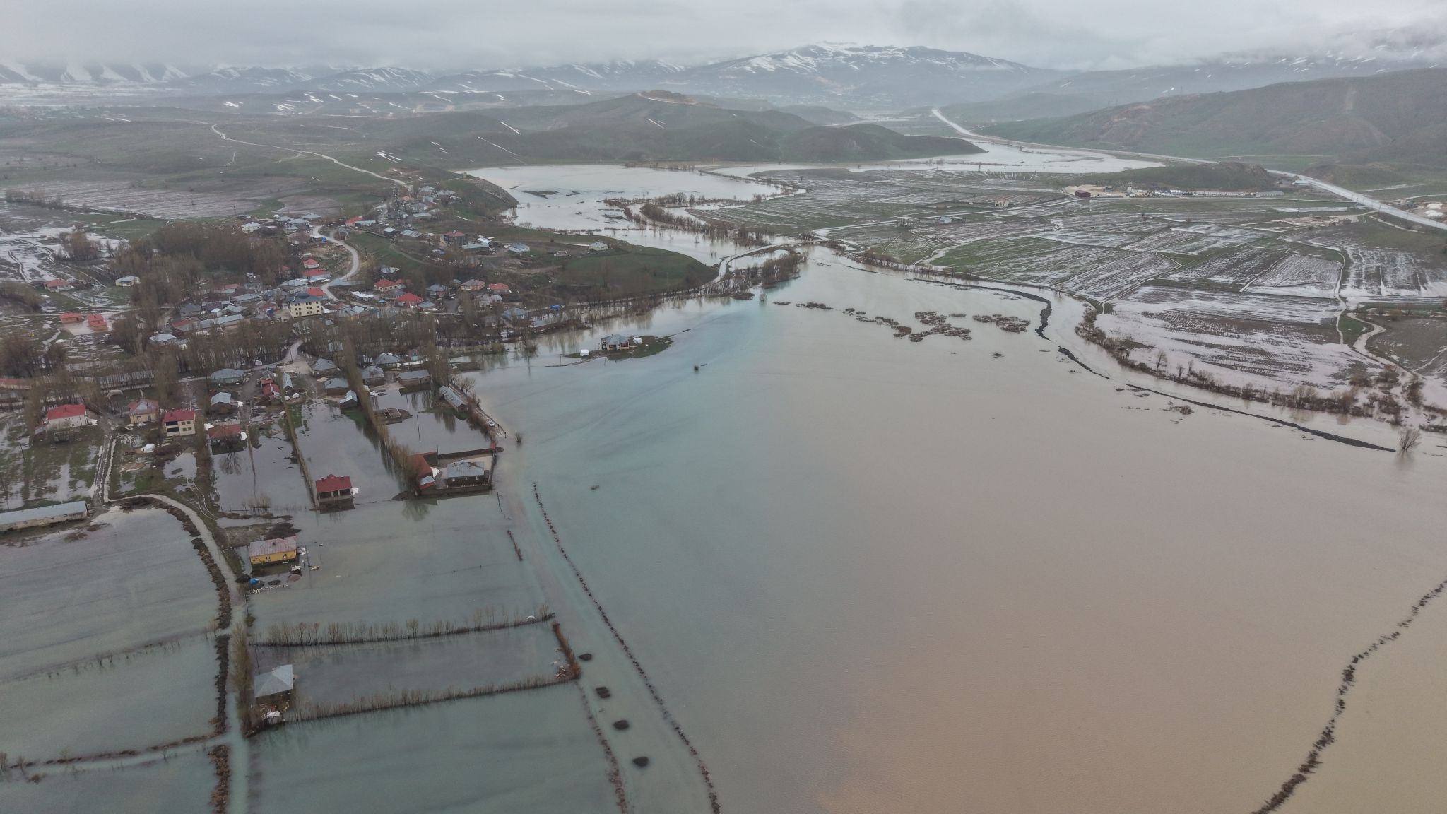 Yüksekova'da Su Baskını: 3 Mahalle ve 1 Köy Dronla Görüntülendi