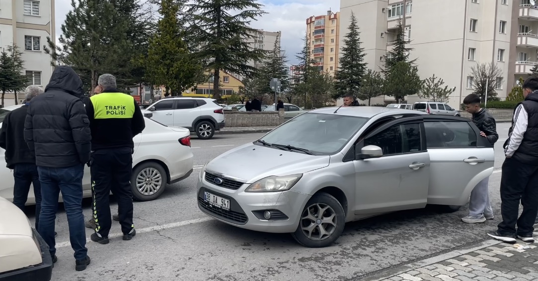 Ehliyetsiz Sürücü, Dedesinin Aracıyla Gezerken Polisin Dur İhtarına Uymadı
