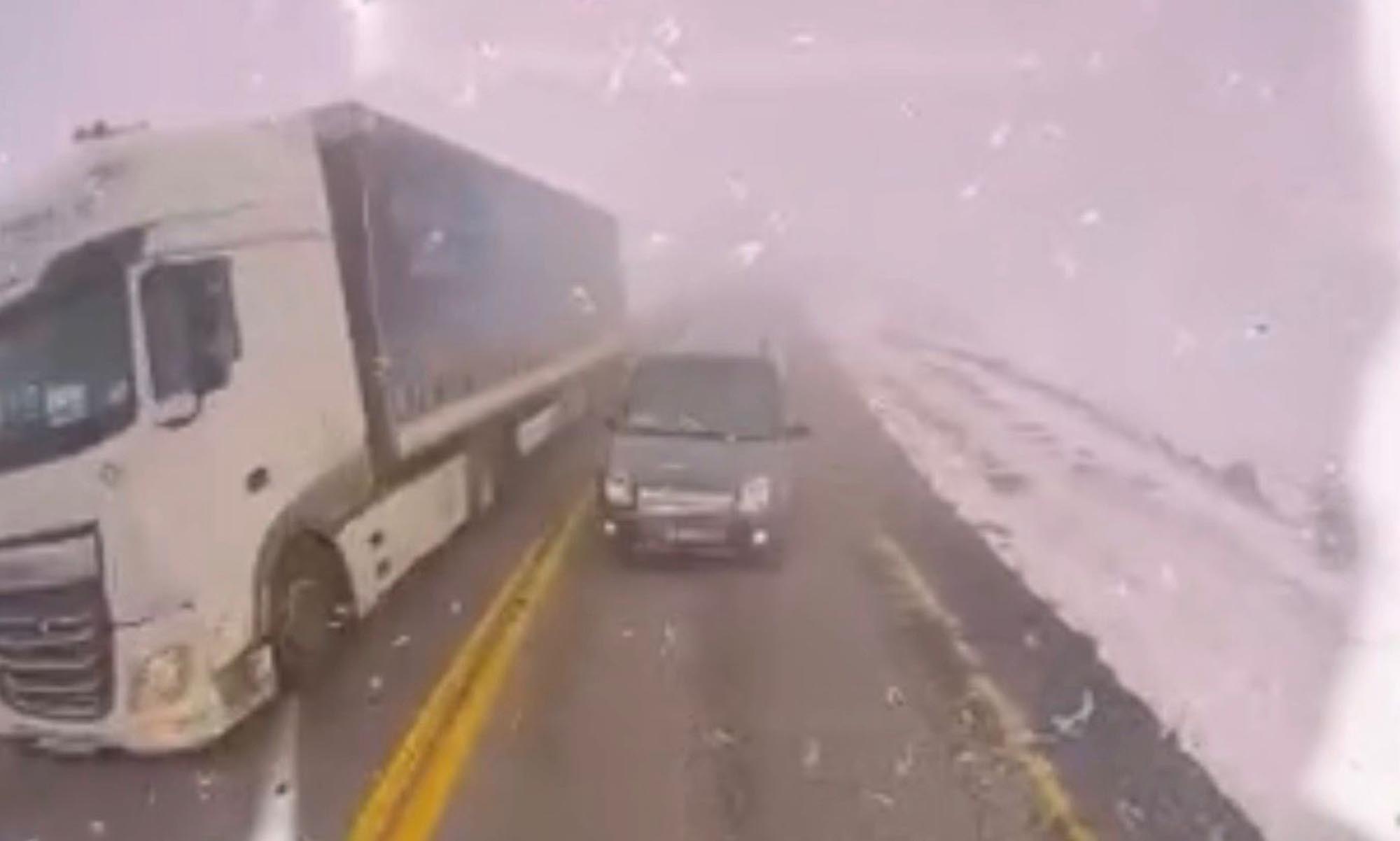 Sisli Yolda Hatalı Sollama Kazası: İki Yaralı