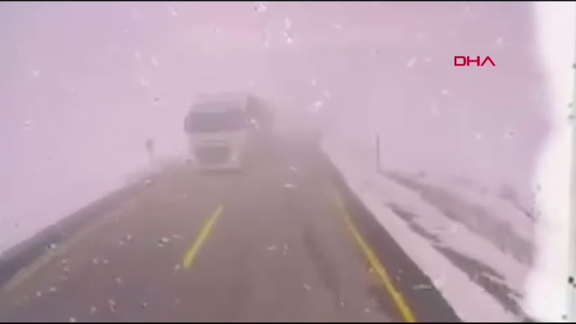 Ardahan'da Hatalı Sollama Kazası: 2 Yaralı