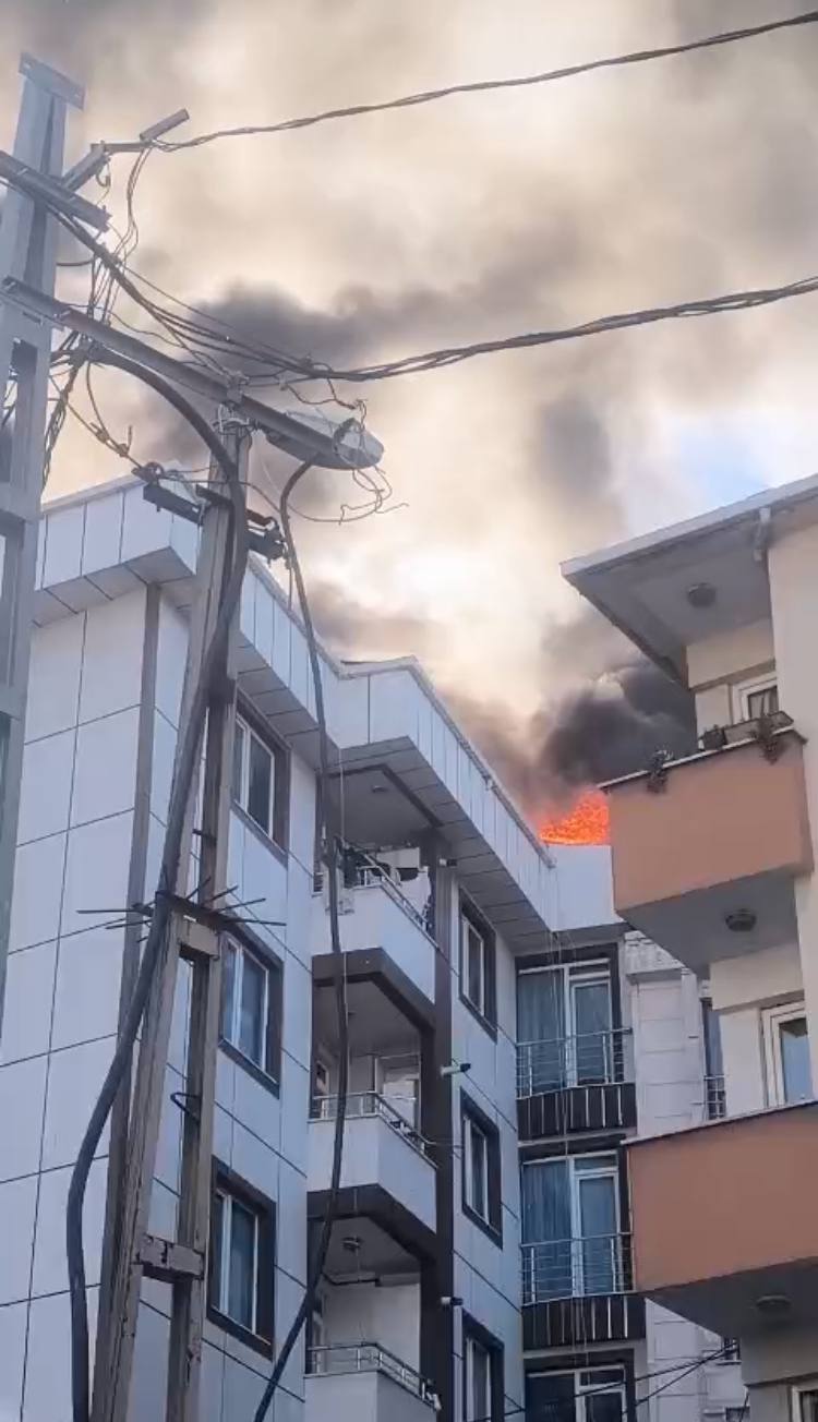 Esenyurt'ta 5 Katlı Bina Yangını İki Apartmanı Tehdit Etti