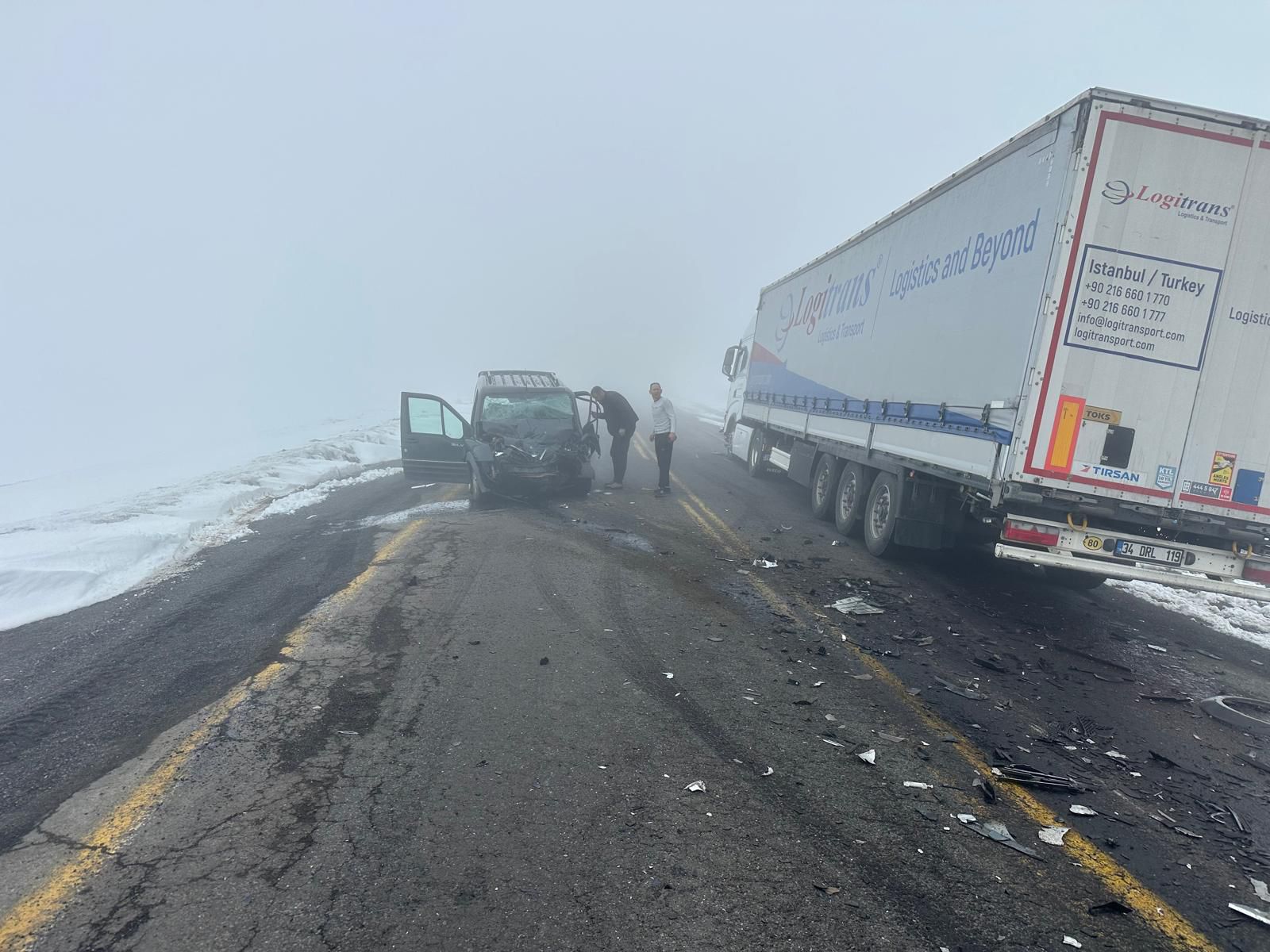 Artvin'de Hafif Ticari Araç ile TIR'ın Çarpışma Anı Kamerada