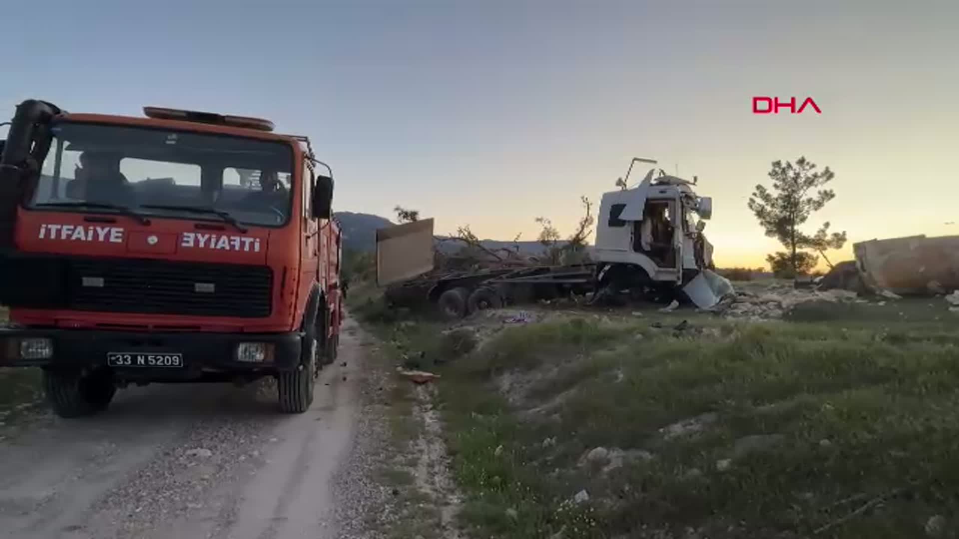 Mersin'de Freni Boşalan TIR Ağaca Çarparak Durduruldu