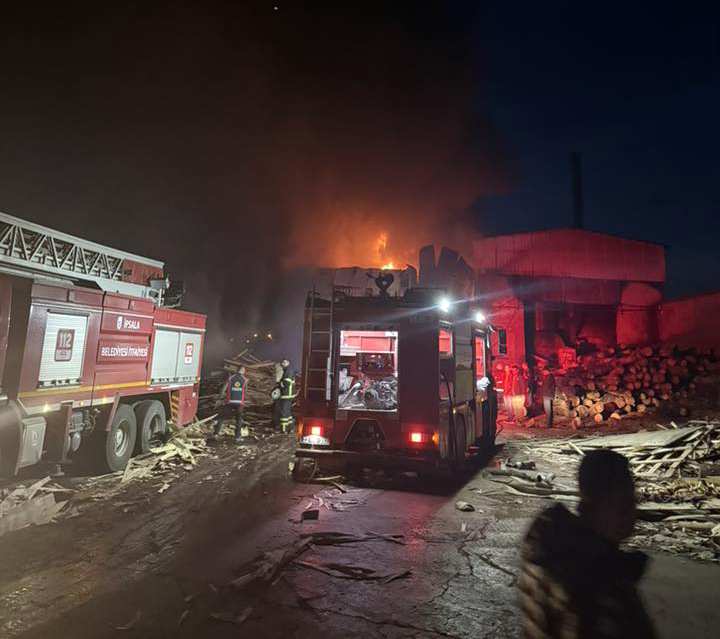 Edirne'deki Kereste Fabrikasında Patlama Sonrası Yangın Kontrol Altına Alındı