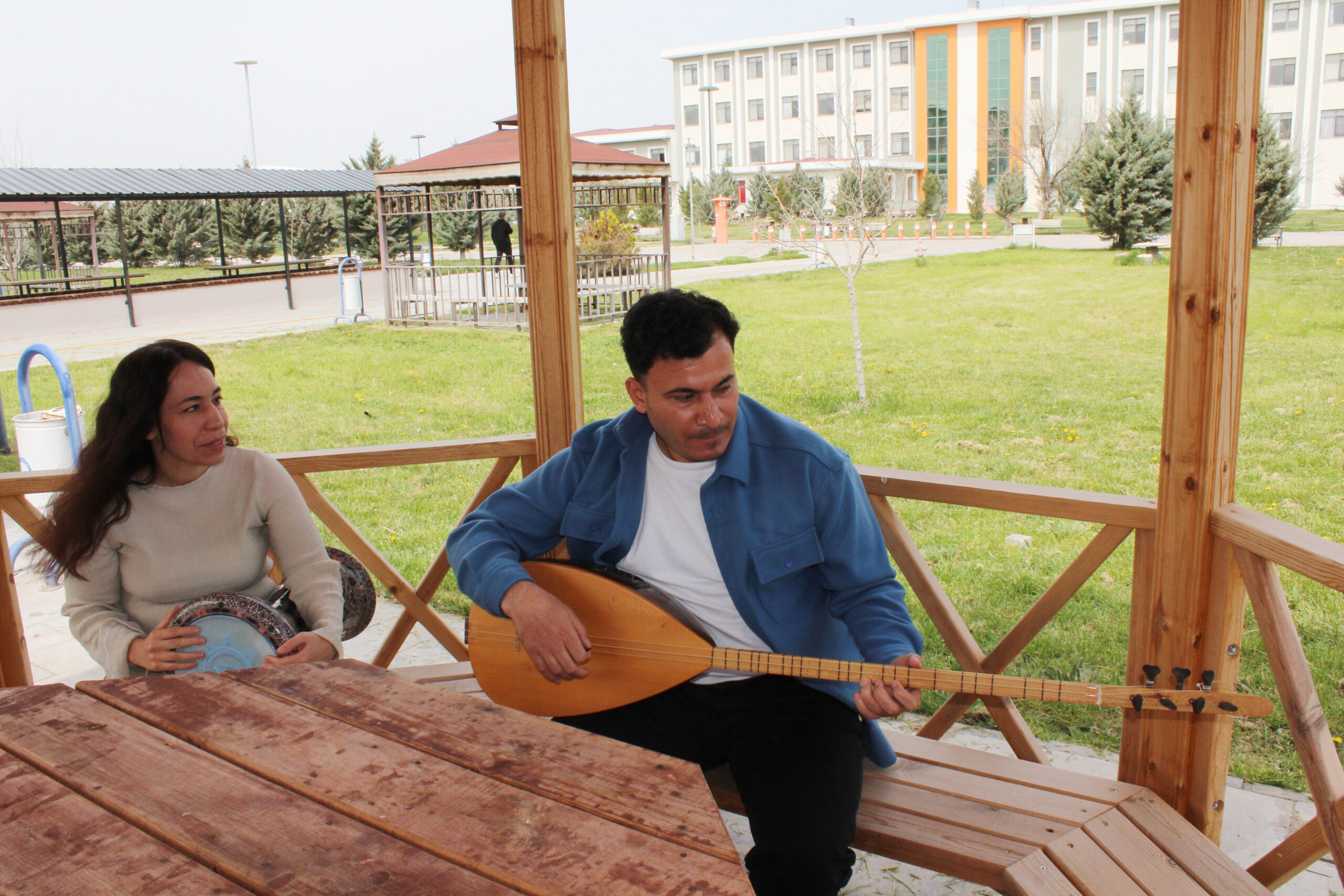 Görme Engelli Kardeşler Hem Eğitim Alıyor Hem Müzikle Geçim Sağlıyor