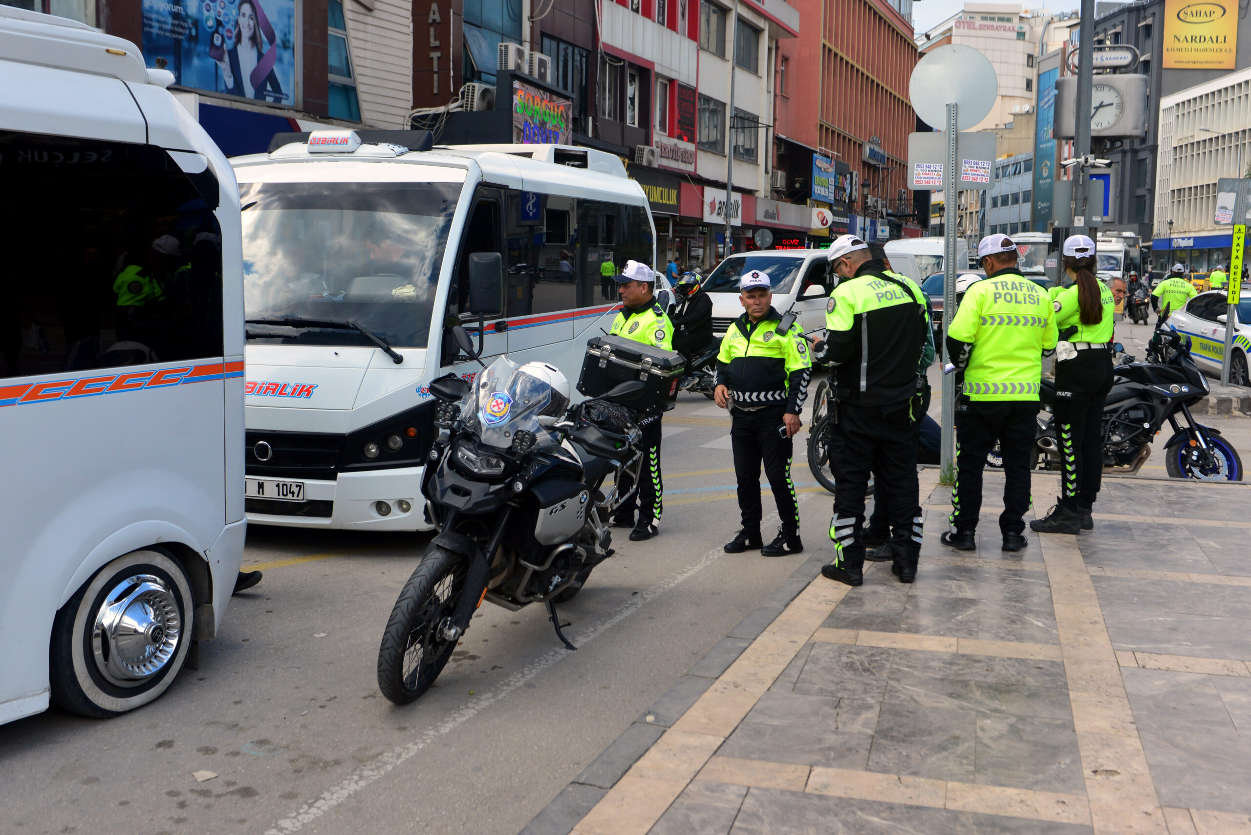 Adana'da Gereksiz Korna Kullanan Şoförlere Cezalar ve Gazetecilere Hakaret