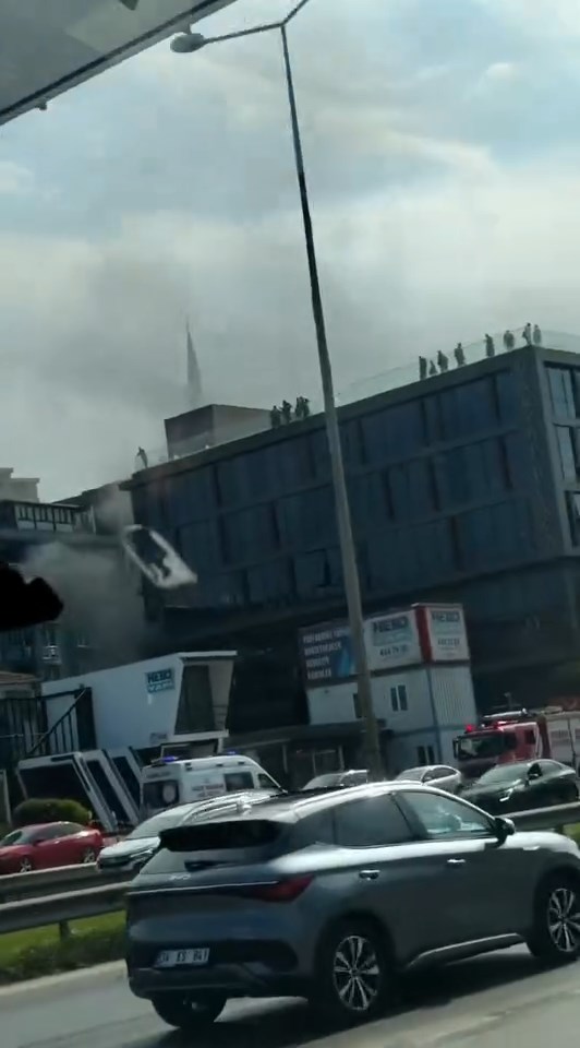 Pendik'te İş Yerinde Yangın Çıktı