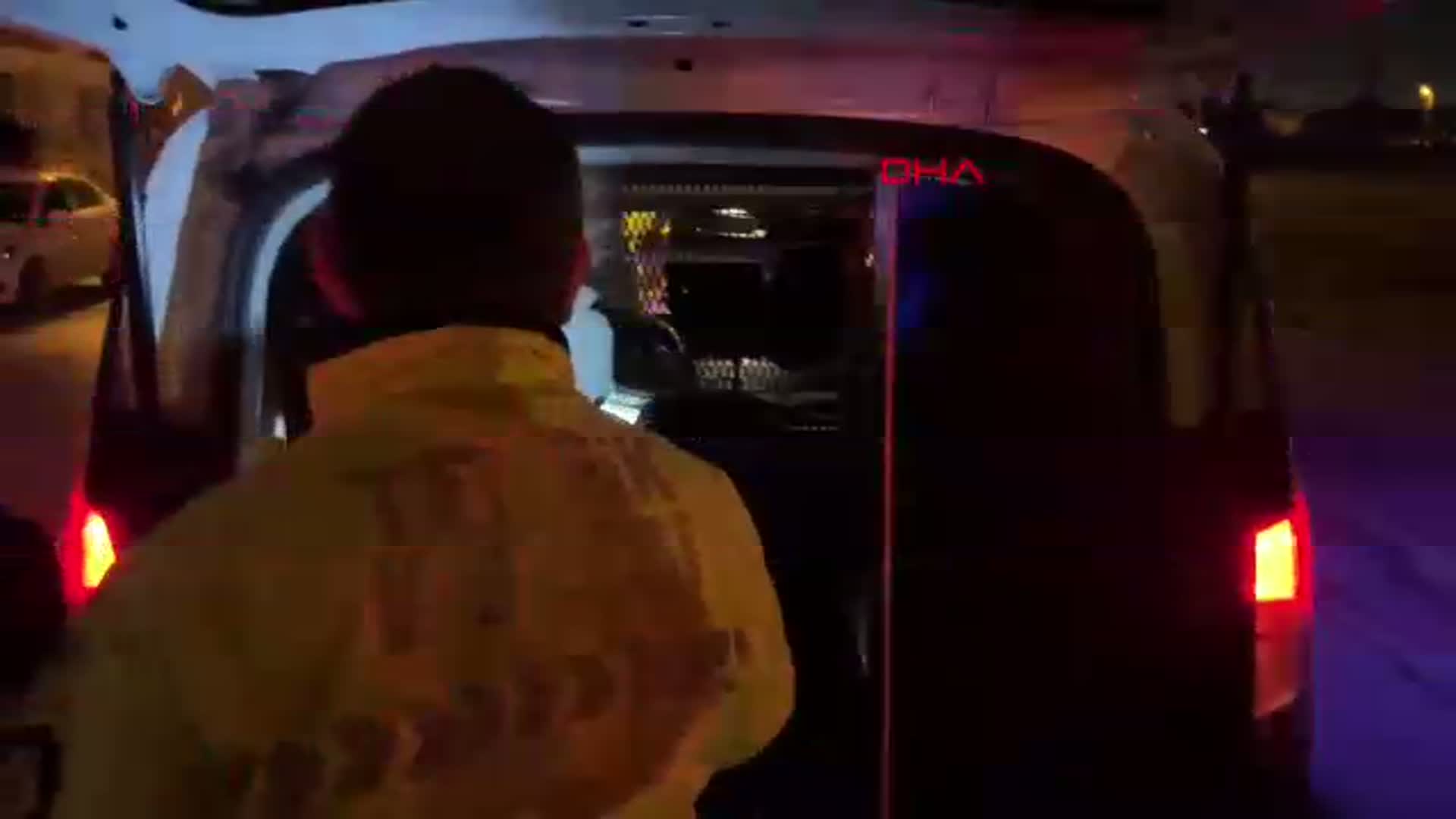 Kayseri'de 'Dur' İhtarına Uymayan Sürücü Otomobiliyle Kaldırıma Çarptı
