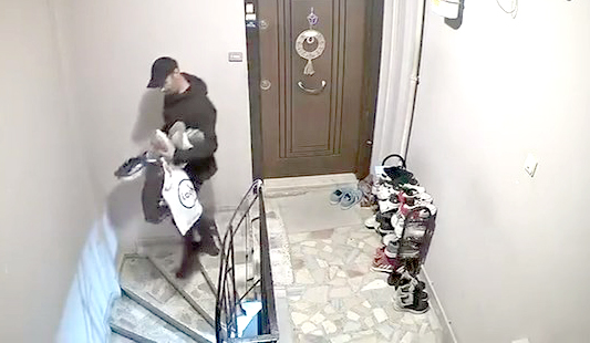 Avcılar'da Apartmandan Ayakkabı Çalan Şüpheli Güvenlik Kamerasında Yakalandı