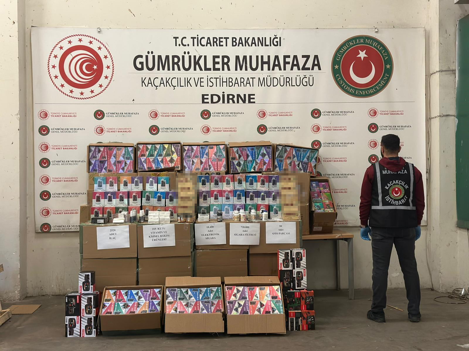 Kapıkule Sınır Kapısı'nda 10 Bin 400 Elektronik Sigara ve Kaçak Eşya Ele Geçirildi