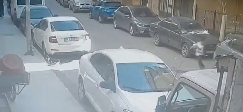 Pendik'te Yola Fırlayan Çocuğa Otomobil Çarptı: O Anlar Kamerada