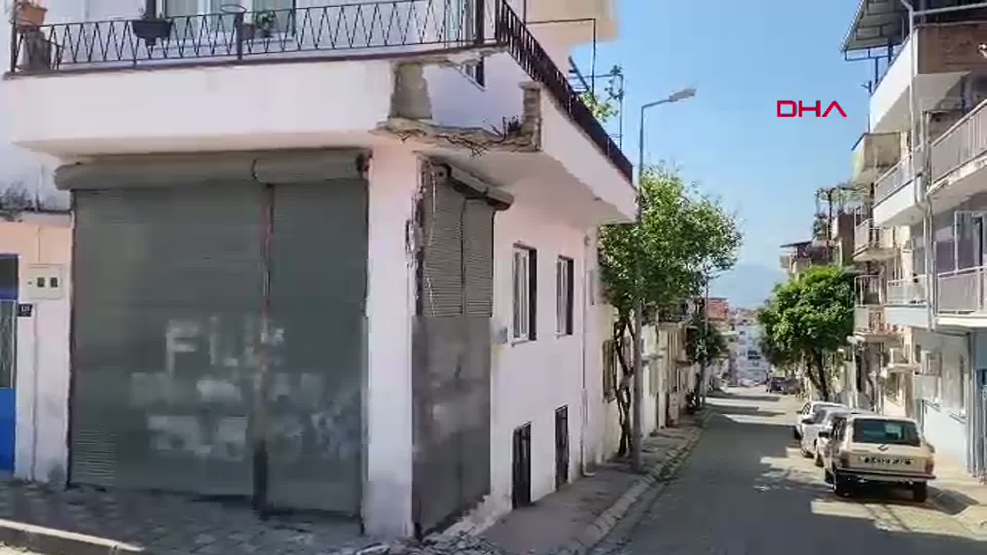 Aydın'da Balkon Çökmesi: Baba ve Engelli Oğlu Yaralandı
