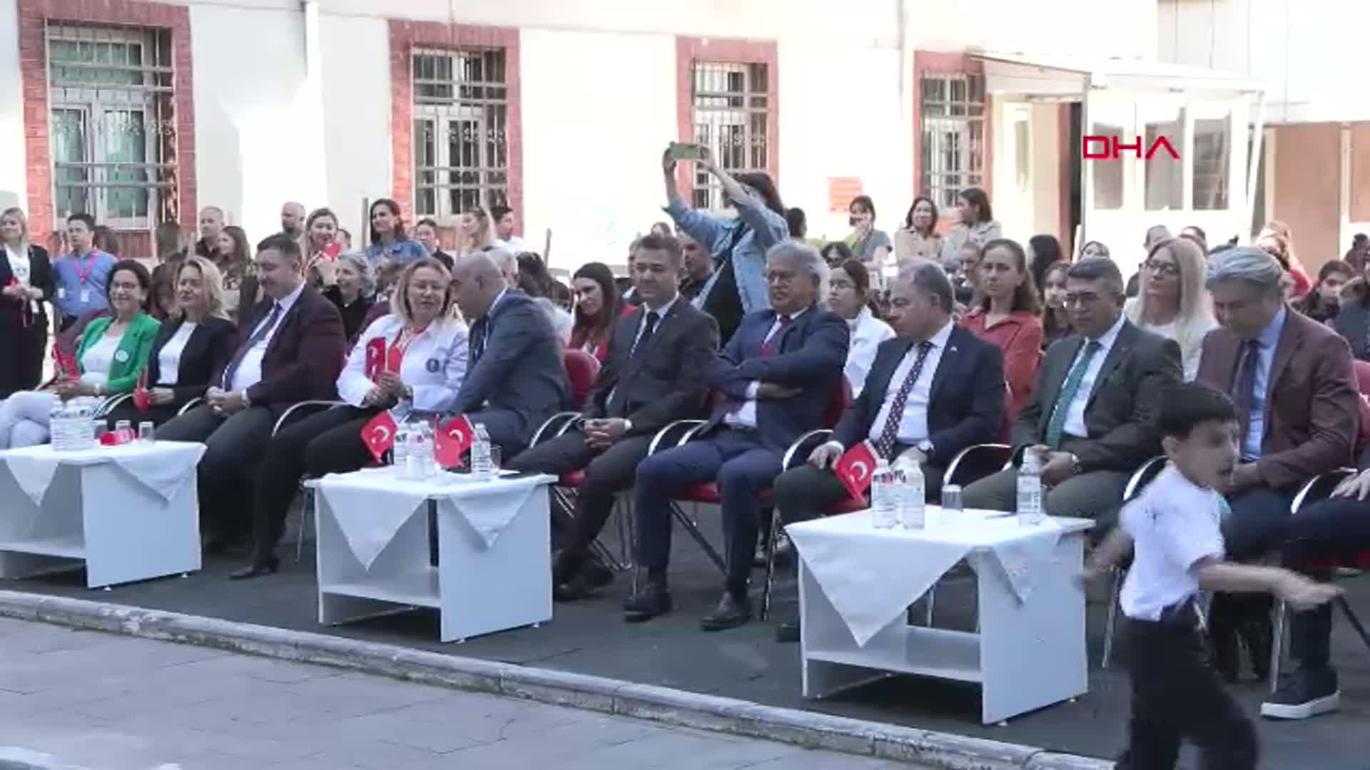 İzmir'deki Hasta Çocuklar 23 Nisan Coşkusunu Yaşadı