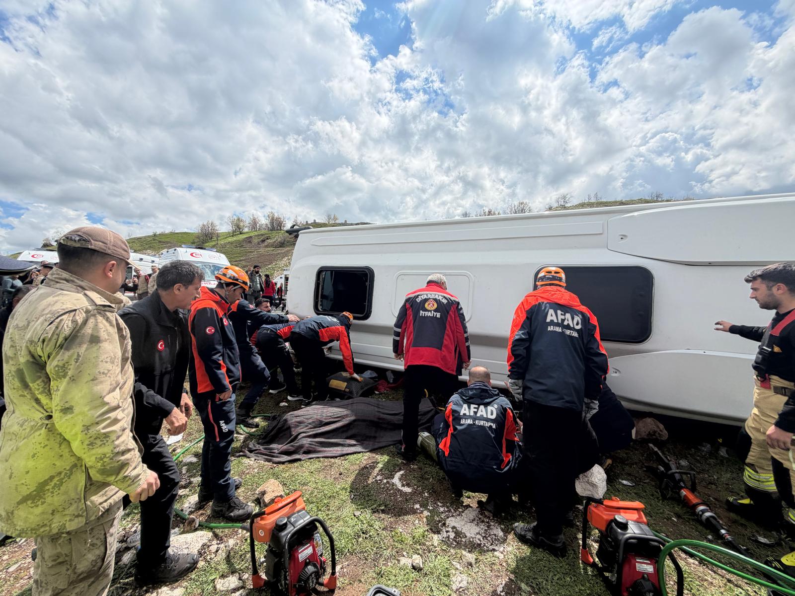 Diyarbakır'da Midibüs Devrildi: 1 Kayıp, 12 Yaralı